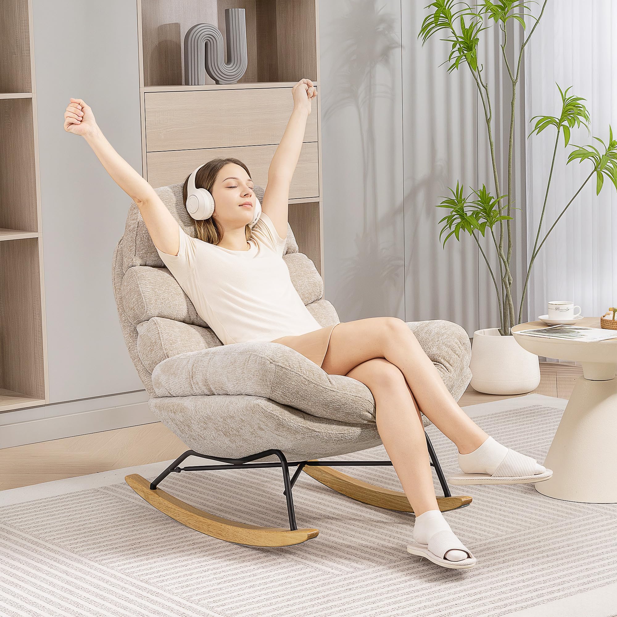 HOMCOM Schaukelstuhl Schaukelsessel mit Rückenlehne Schneidersitz Sessel, gepolstert Relaxsessel mit Chenille-Optik, Holzgestell Schwingsessel, Lesesessel für Wohnzimmer, Cremeweiß