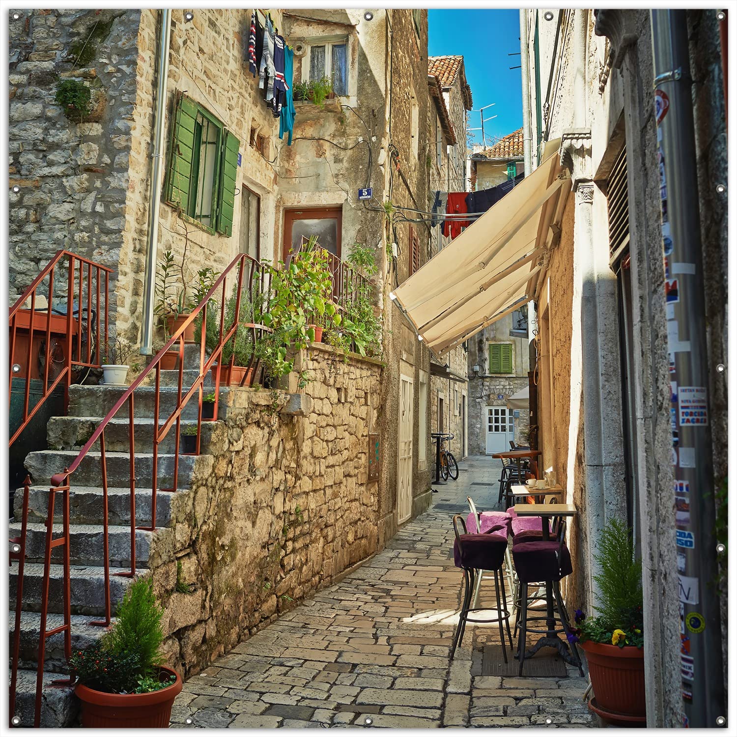 Wallario XXL Outdoor-Poster für Garten oder Balkon Romantische Gasse in Kroatien Mitten in der Stadt, Motivbanner Größe: ca. 200 x 200 cm, Outdoor-Bild