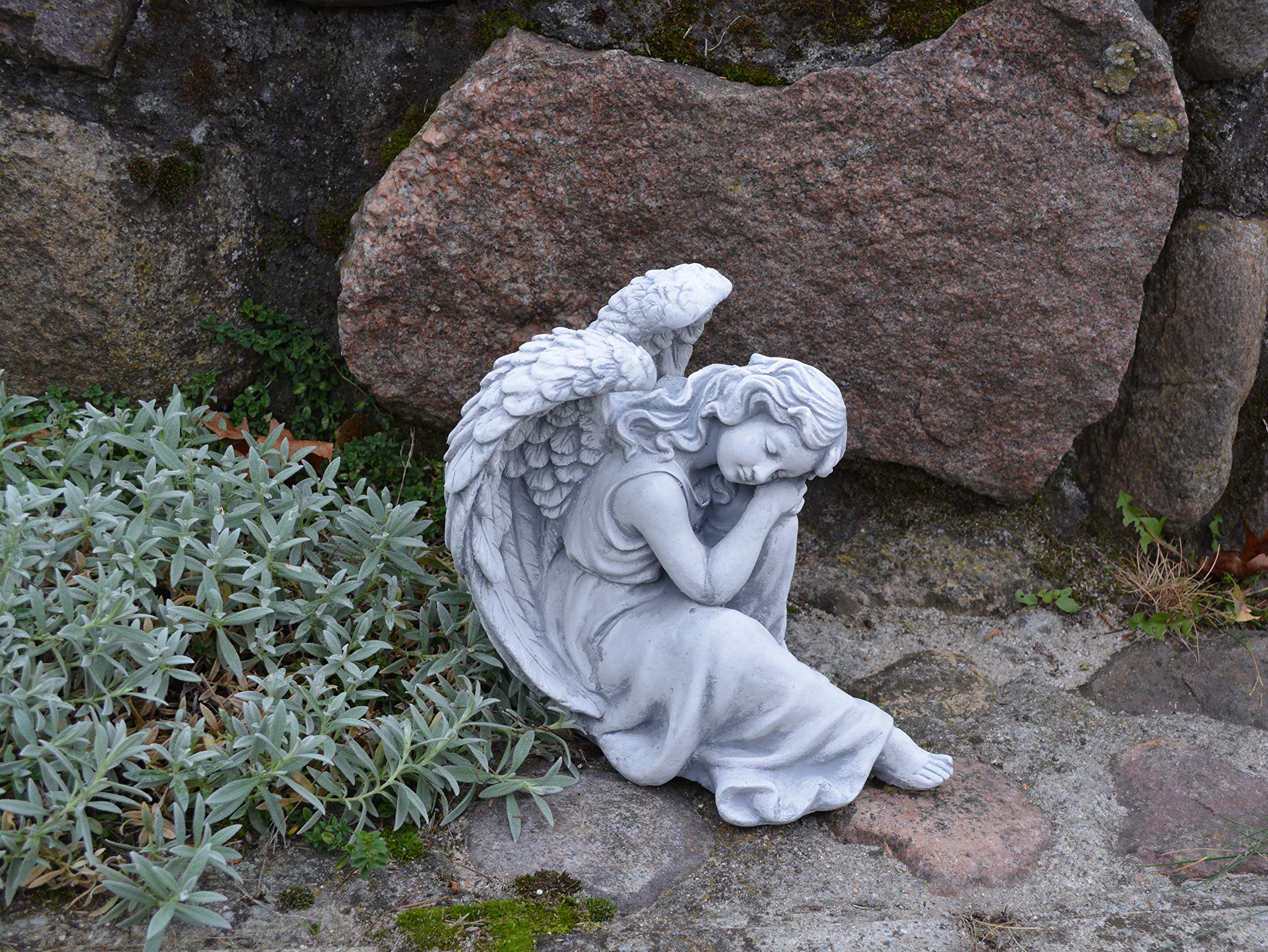 gartendekoparadies.de Schlafender Engel Steinfigur für Garten & Grab, frostfest & wetterfest, aus massivem Steinguss Weißbeton, Grabengel Figur als Grabdeko oder Gartendeko, 25 cm, grau