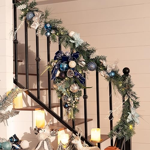 Miniatura 7 de Valery Madelyn Guirnalda de Navidad preiluminada con luces para manto, guirnalda de Navidad iluminada a pilas de 6 pies con bolas plateadas azul