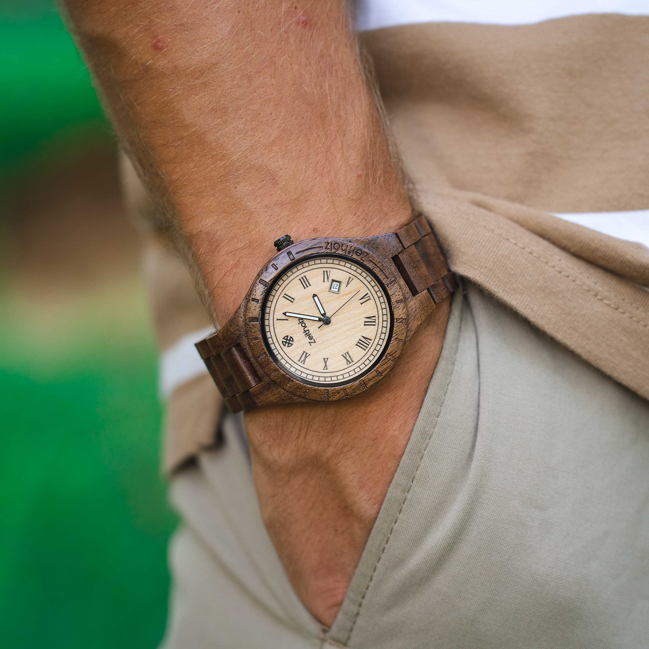 Holzuhr für Herren - Modell Zittau, handgefertigt aus 100% natürlichem Walnuss und Ahorn mit Quarzwerk - Leichte analoge Uhr mit Holzmaserung für Ihn