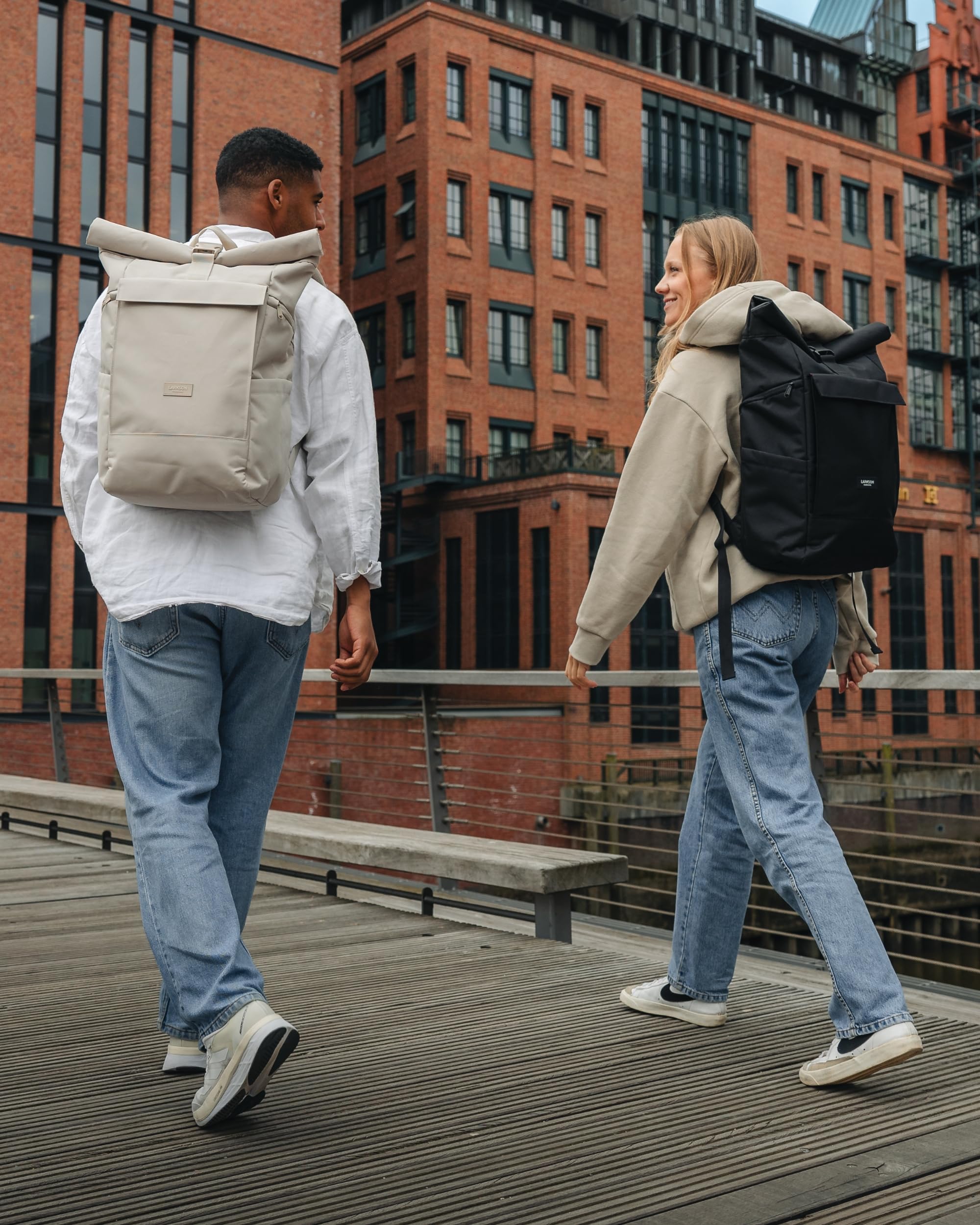 LARKSON Rucksack Damen & Herren Schwarz - No 4 Large - Rolltop Backpack 21 L mit 16 Zoll Laptopfach Uni, Arbeit & Fahrrad - Großer Reiserucksack mit Trolley Strap