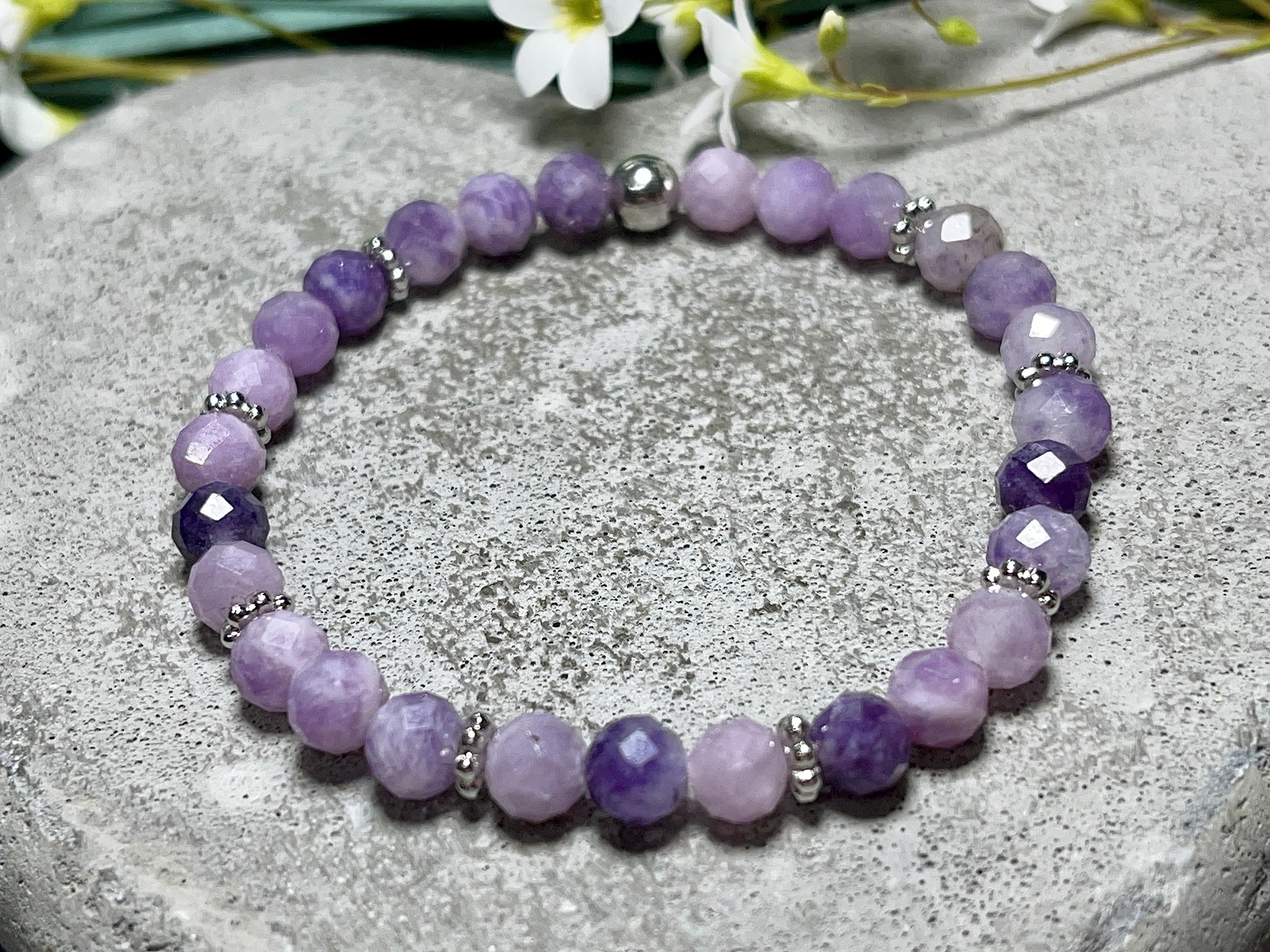 Edelsteinarmband mit platinierten Daisy-Perlen, anpassbar, Spiritueller Begleiter, Geschenk für Frauen, Liebe & Schutz - Handmade - personalisierbar