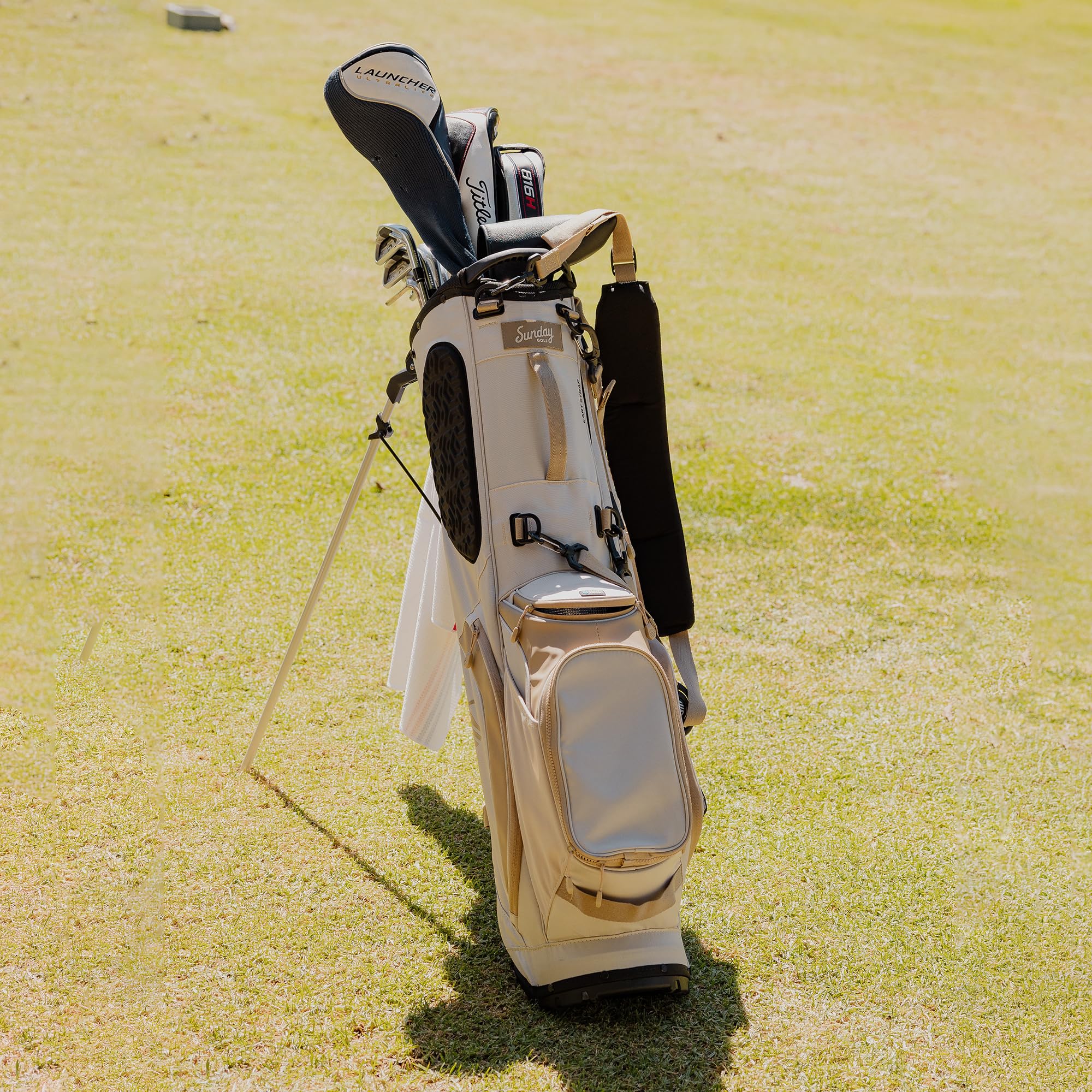 Sunday Golf Ryder Standbag: Leichtes Golfbag, 2,22 kg, mit Wasserdichten Reißverschlüssen, 7 geräumigen Taschen, Das ideale Golf Standbag für bis zu 14 Schläger. | Leicht, 2,2 kg, 14 Fächer, 5-Wege-Trennwand, frostige isolierte Tasche, wasserabweisende Re
