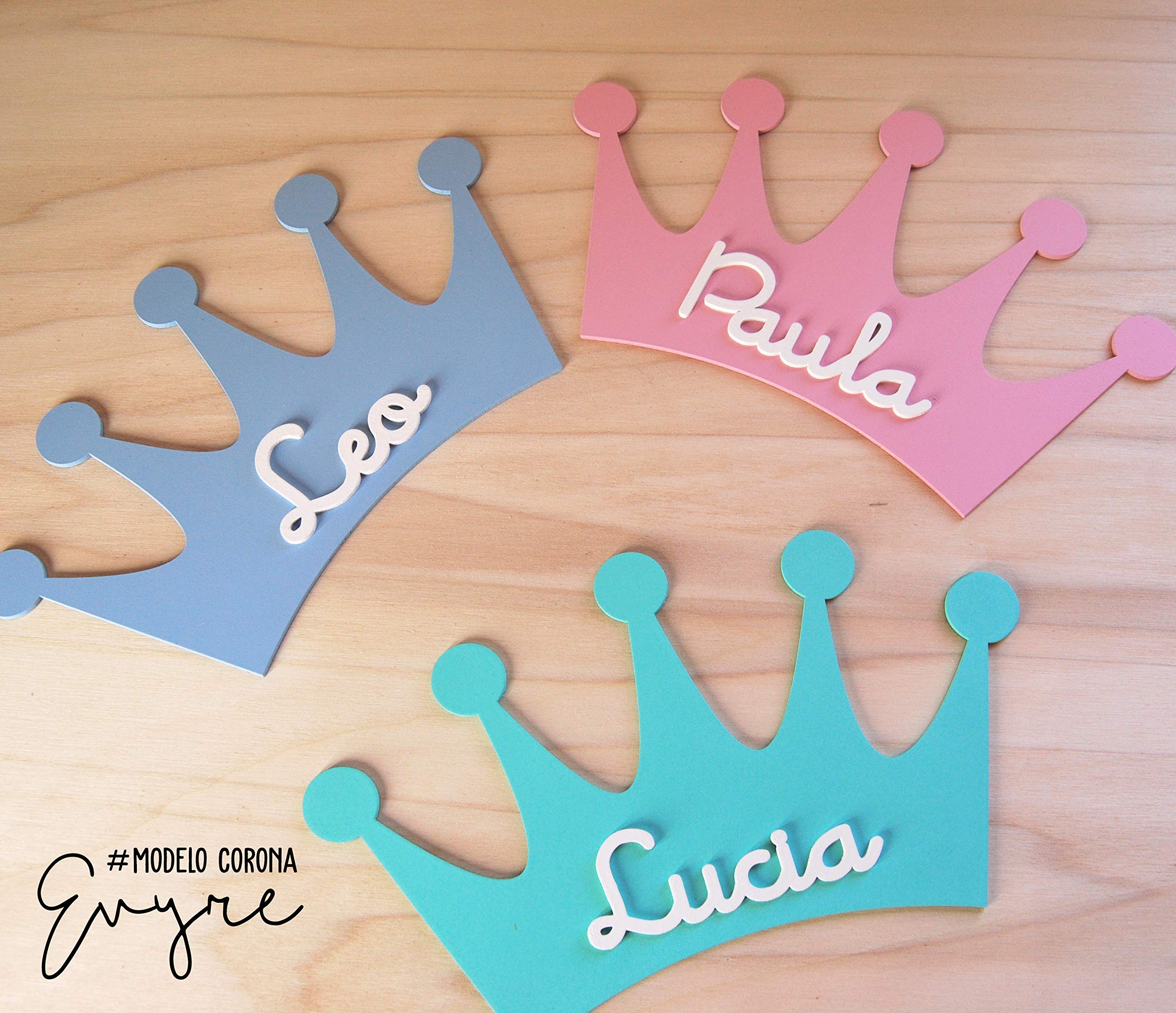 Canastilla bebé personalizada con placa decorativa, funda cojín, body y babero. Regalo original para un recién nacido niño y niña/Pack Corona o Nube