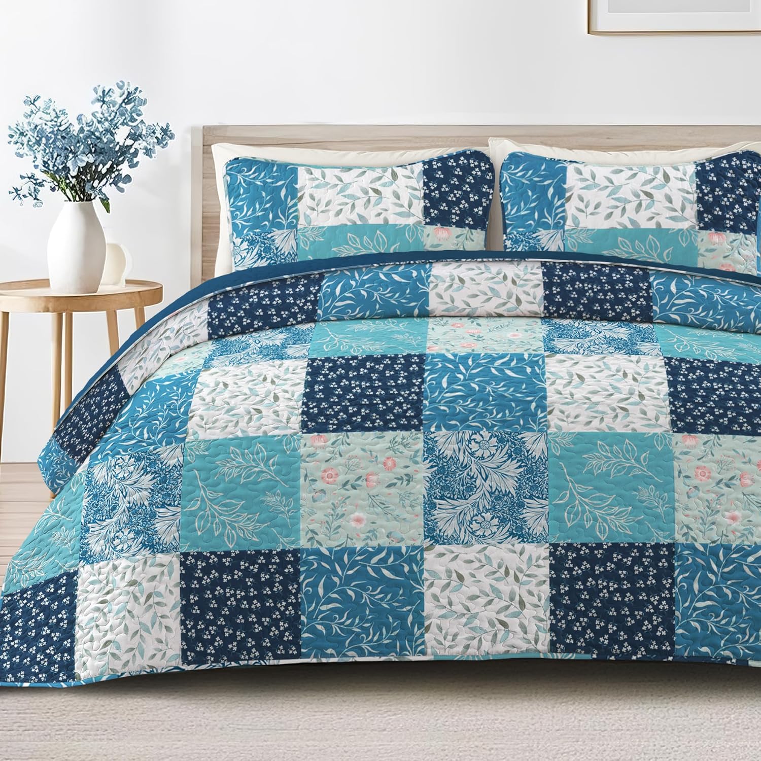 Exclusivo Mezcla Reversible Boho Quilts Queen Size, Navy Blue Bedspreads Lightweight Coverlet All Season Patchwork Quilt Bedding Set with Printed Floral Pattern (1 Quilt, 2 Pillow Shams)