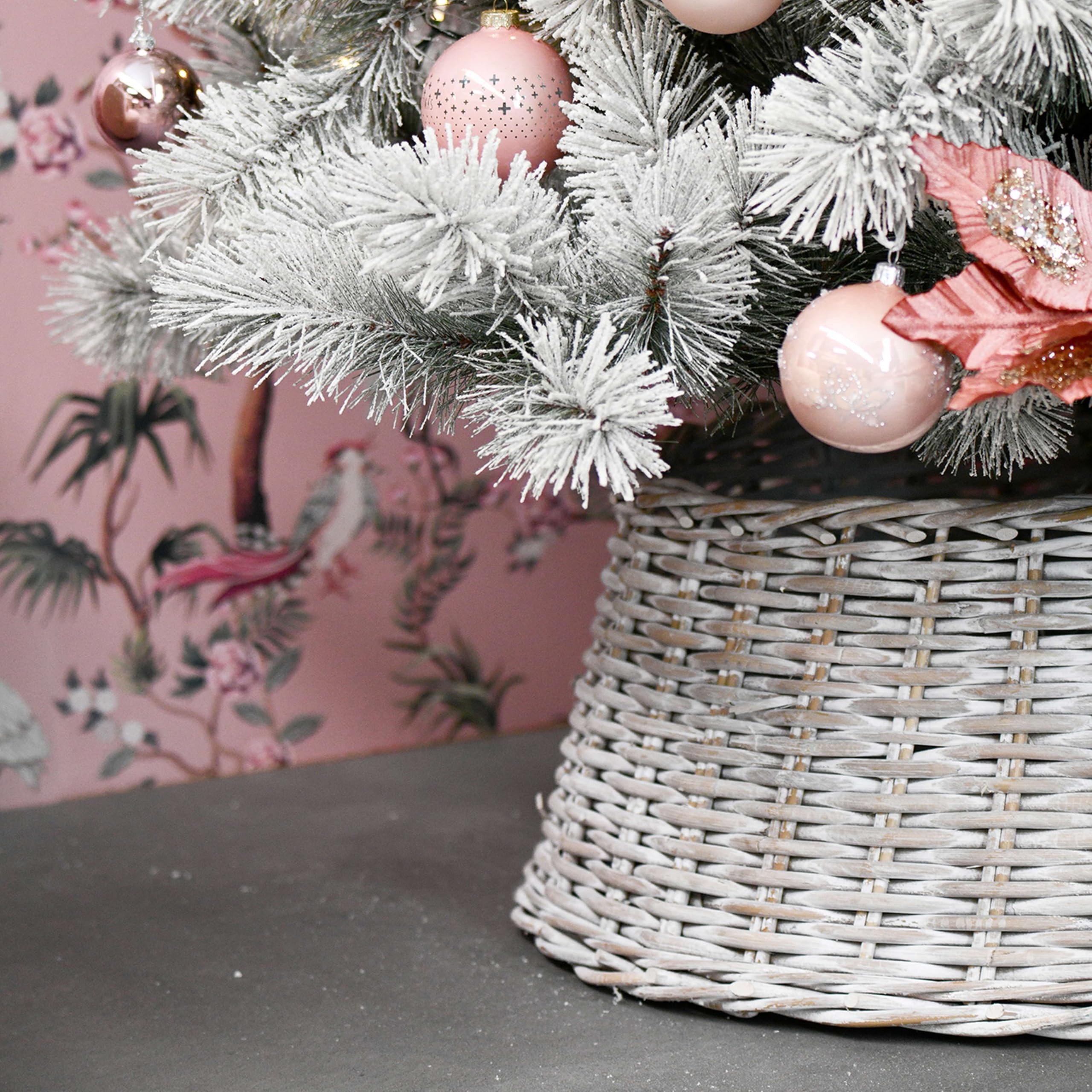 artplants.de Weihnachtsbaumkorb Macario aus Rattan, weiß gekalkt, 26cm, Ø60cm - Weihnachtsbaum Rock