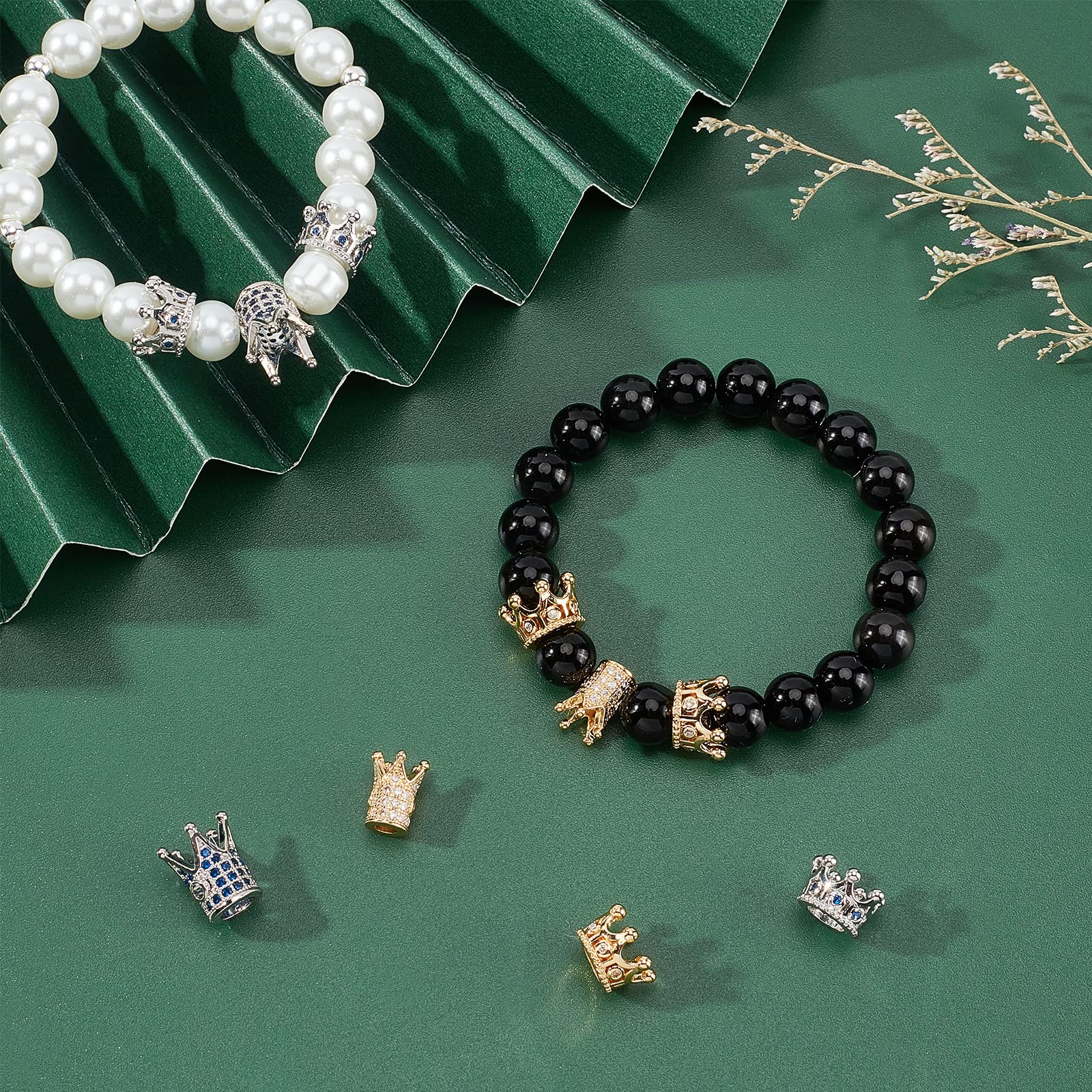 NBEADS Lot De 16 Perles En Forme De Couronne En Oxyde De Zirconium, 4 Styles De Breloques En Laiton, Perles D'espacement En Strass Dorés Et Argentés