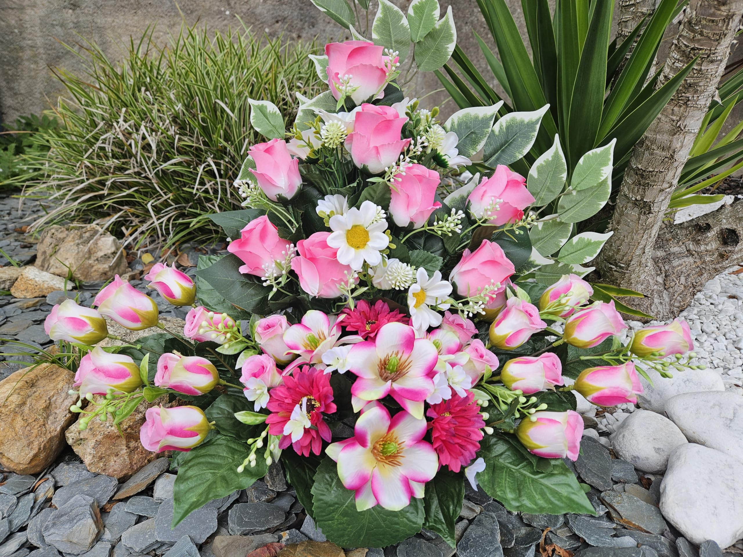 Composition de Fleurs Artificielles Lesté Ciment, pour Une Parfaite Tenue à L' Extérieur. Réalisé par nos Soins. Fleurs de Qualité.