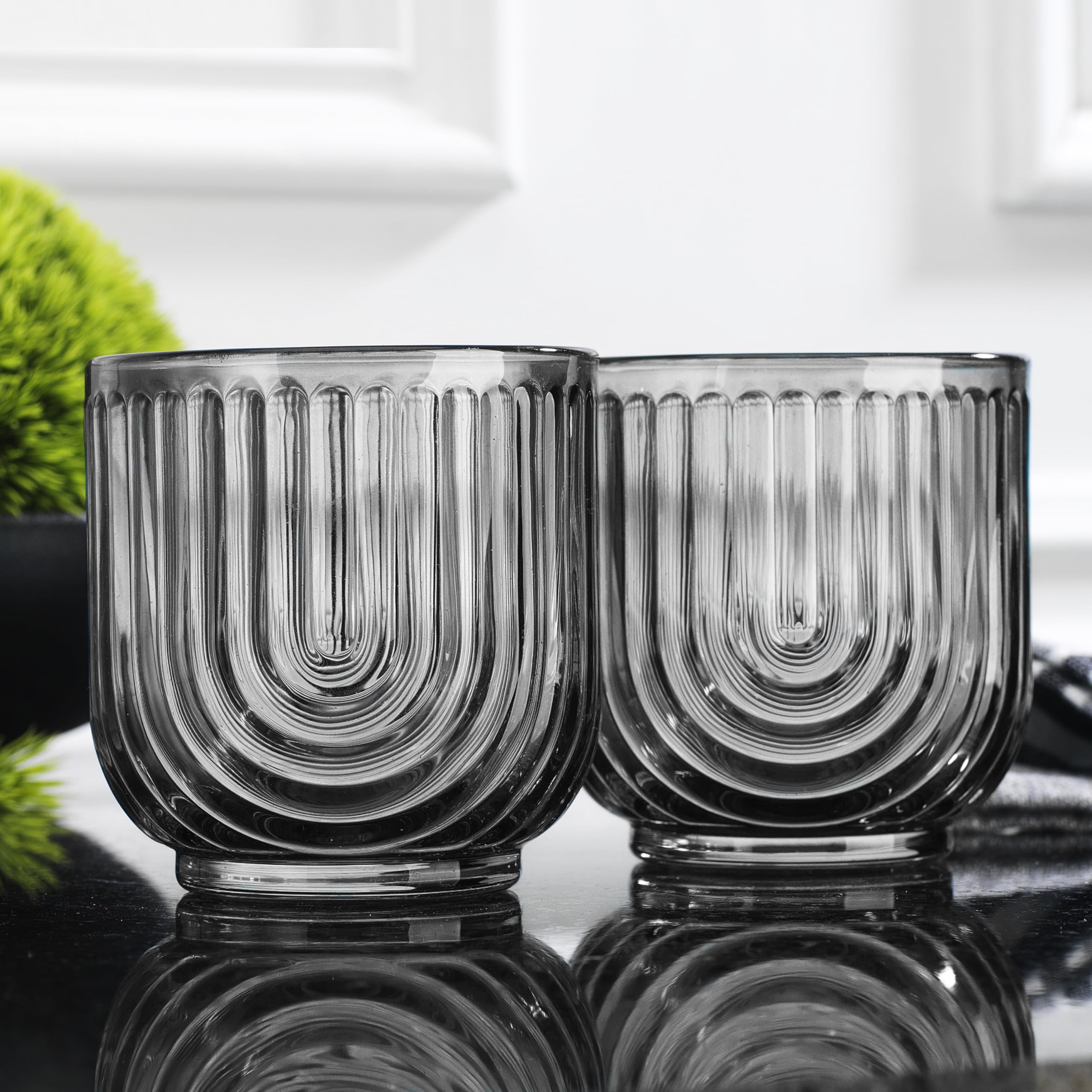Glaver's Lot de 4 verres à whisky double Old Fashioned Rock noir fumé, 325 ml, design Art déco en forme de U en relief pour la maison, bar, verrerie Art déco élégante pour la cuisine.