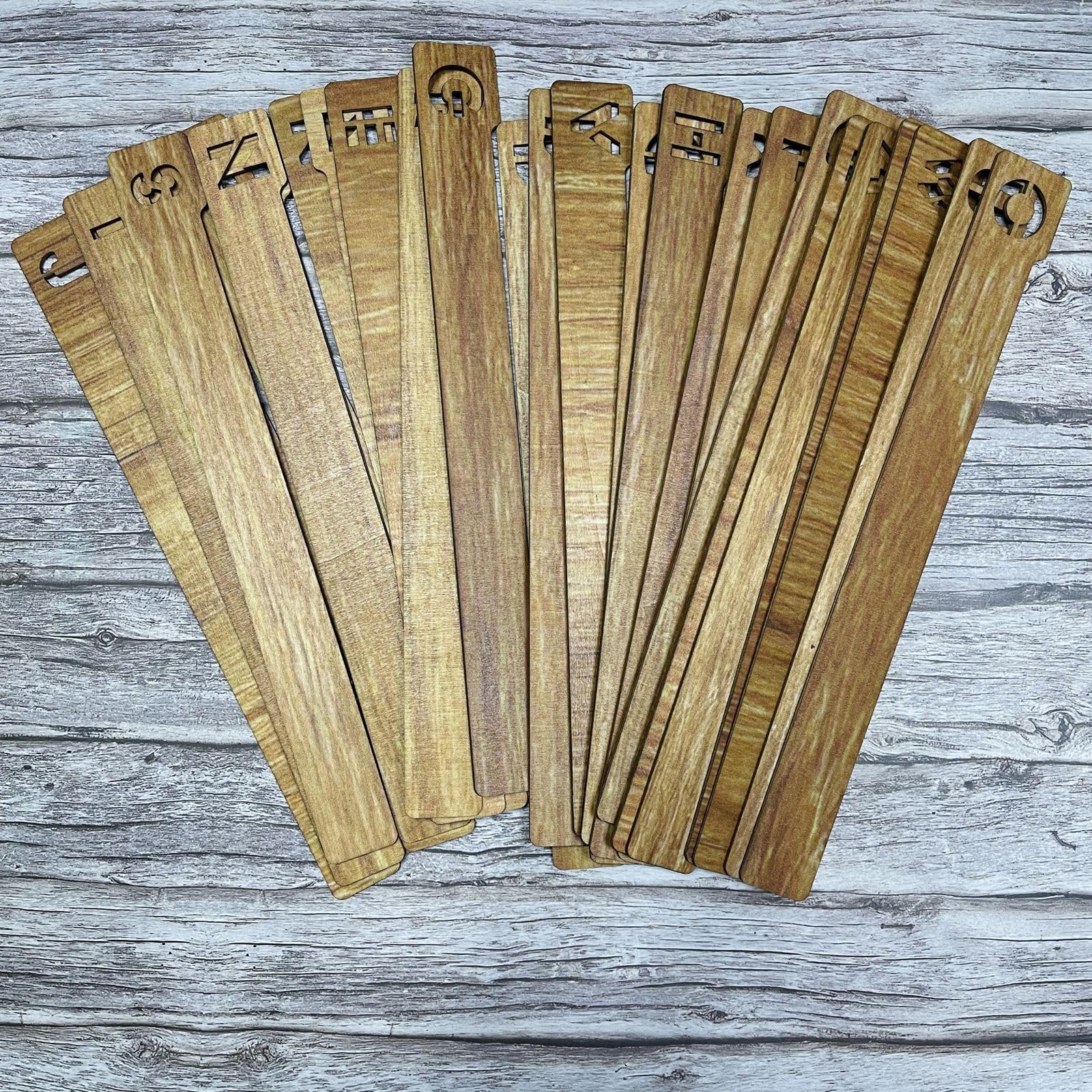 Marque-pages avec lettres creuses, 4 pièces, pour amoureux des livres, écrivain, enseignant, étudiant, remplissage de bas de noël, marque-pages en bois