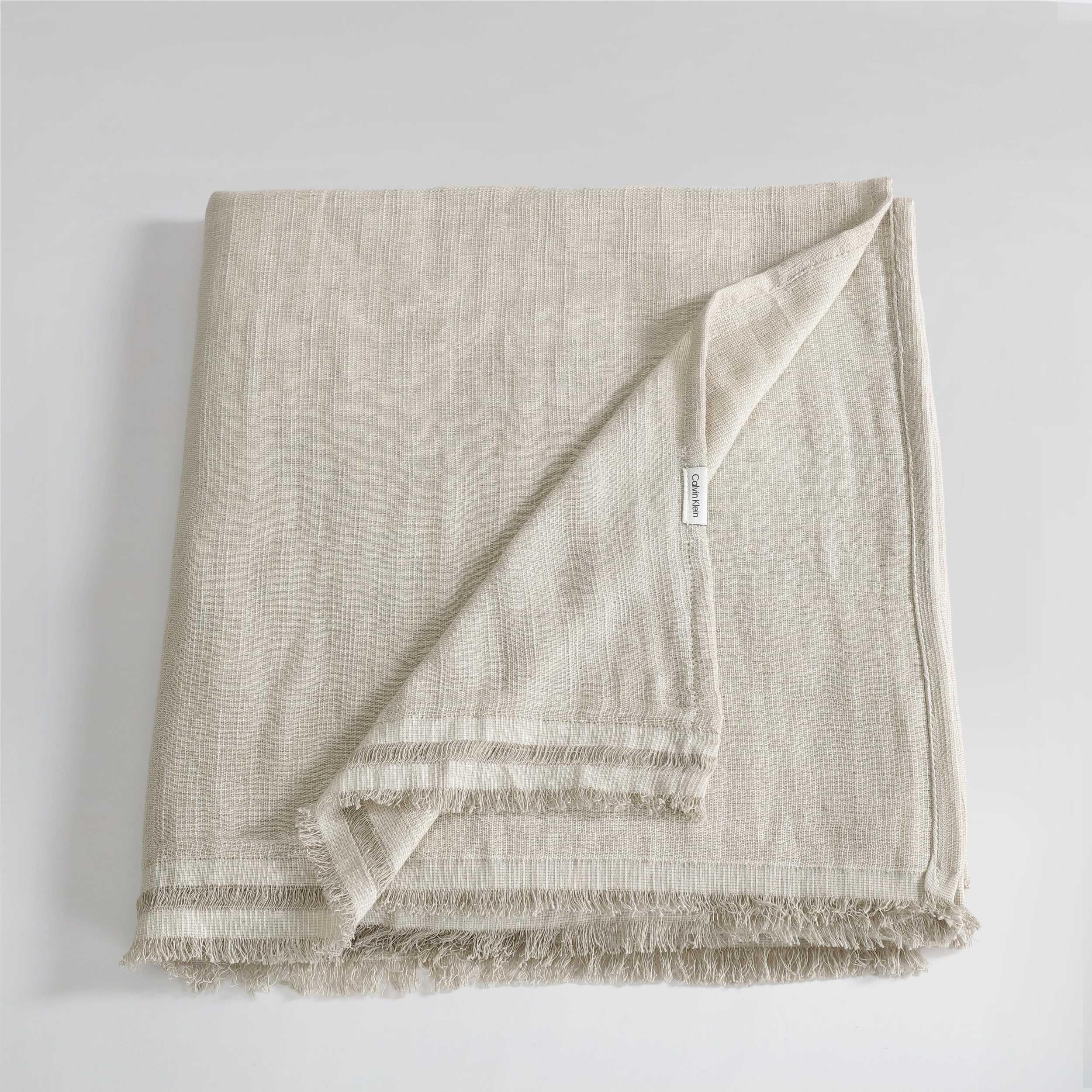 Calvin Klein - Copriletto, biancheria da letto a trama fine con bordi sfilacciati, leggera e traspirante, perfetta per letto, divano o sedia, certificata Oeko-Tex (beige, 152,4 x 177,8 cm)