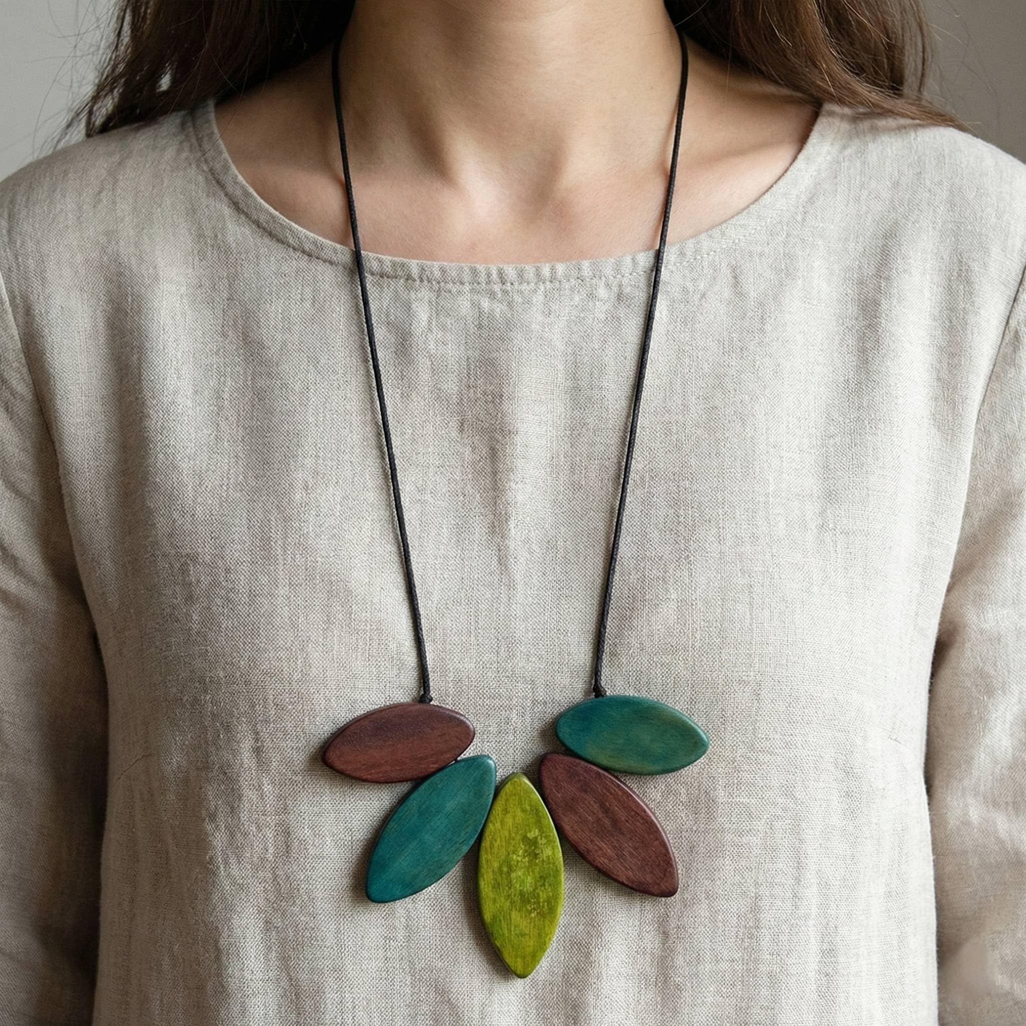 Avalaya Collana in cordoncino di cotone nero, con foglia di legno e foglia di legno verde oliva, lunghezza 100 cm, regolabile