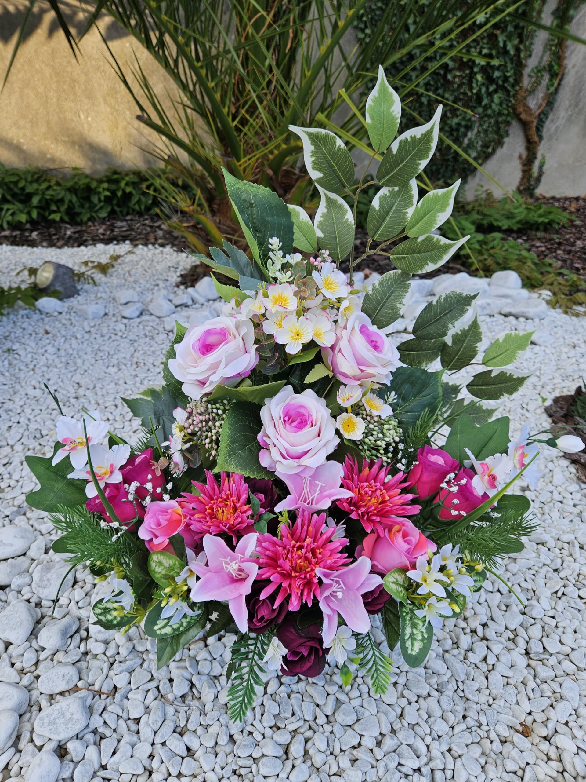 Composition de Fleurs Artificielles en Cône Lesté Ciment pour Une Parfaite Tenue à L extérieur. Réalisé par nos Soins Fleurs de Qualité.