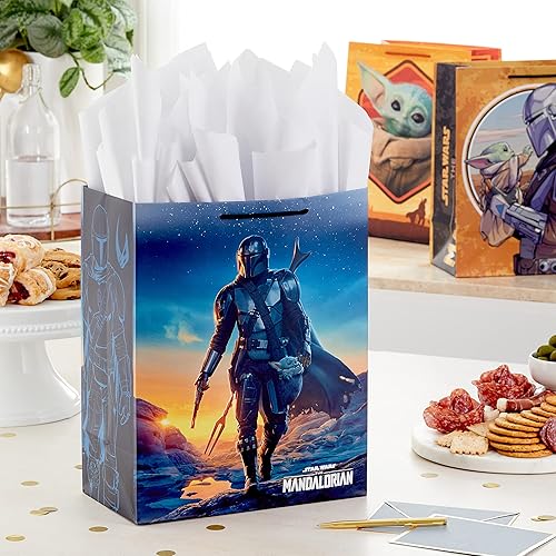 Miniatura 8 de Hallmark Star Wars The Mandalorian - Juego de bolsas de regalo (2 bolsas 1 grande de 13 pulgadas, 1 XL de 15 pulgadas) "Galaxy's Greetings", Grogu