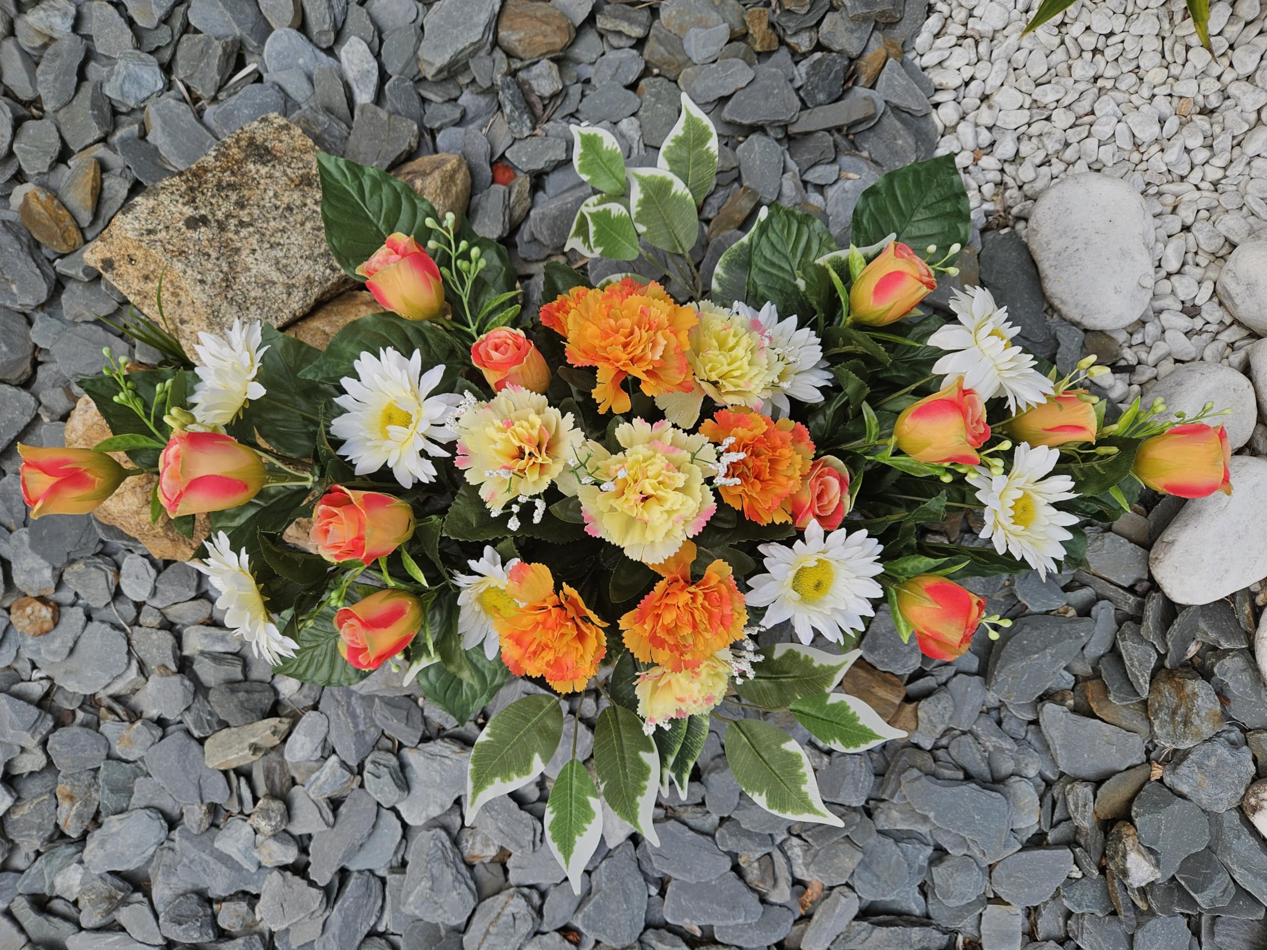 Composition de Fleurs Artificielles Lesté Ciment pour Une Parfaite Tenu à L' Extérieur. Réalisé par Nos Soins. Fleurs de Qualité.