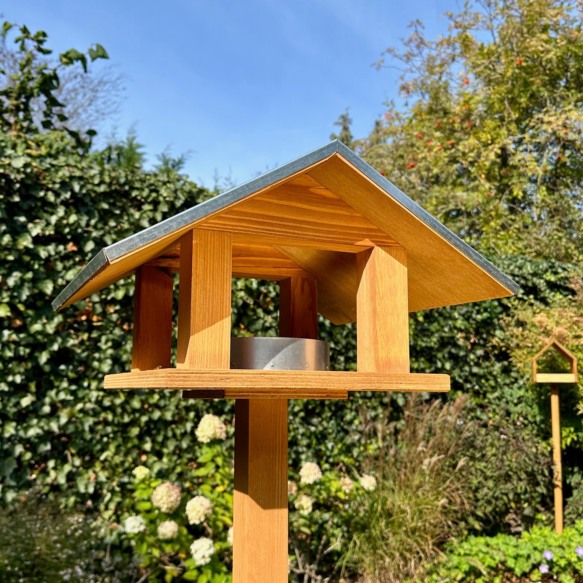 GARTENETAGE Vogelwunder mit Metalldach – Premium Vogelhaus aus Kiefernholz, wetterfest & hygienisch, mit herausnehmbarer Futterstelle, 2-in-1 Ständer, ideal für Wildvögel im Garten