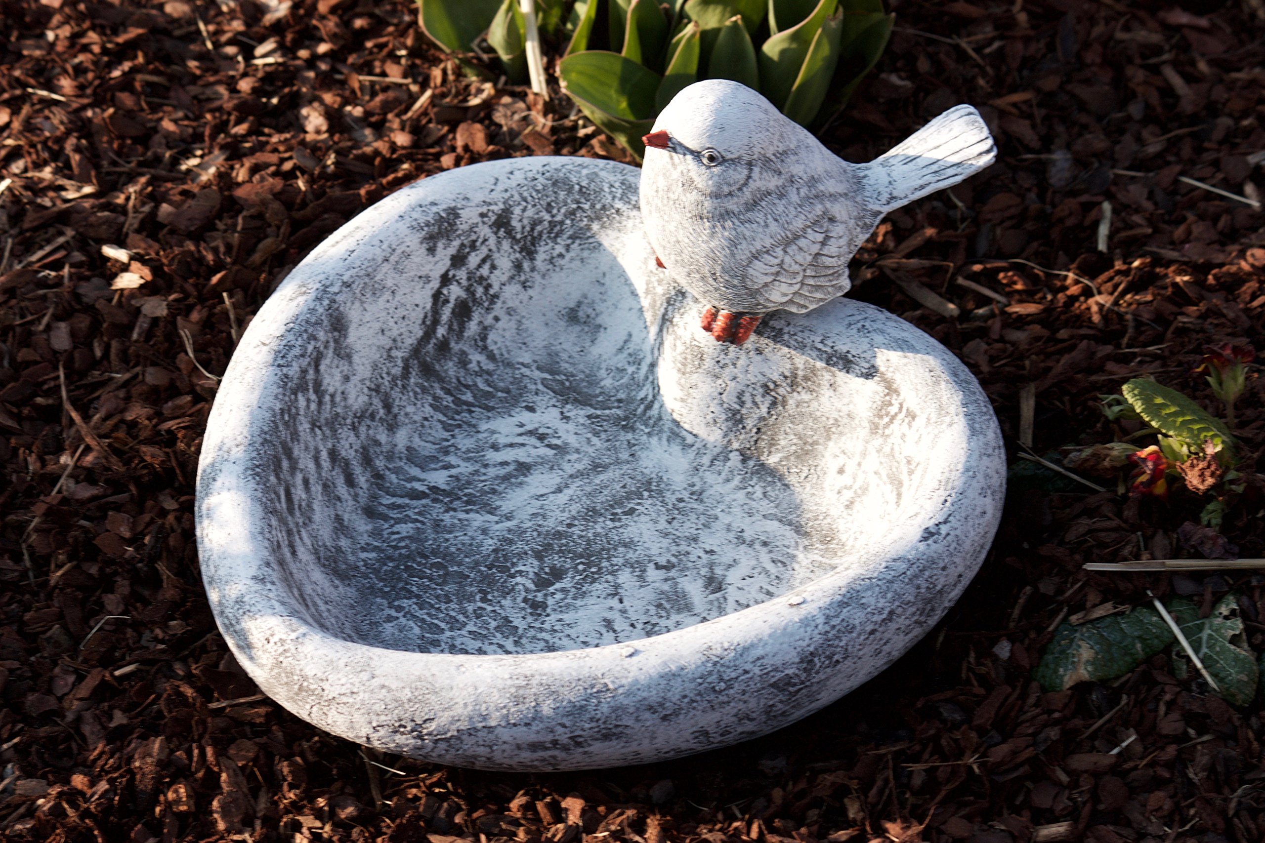 stoneandstyle Vogeltränke Herz mit Steinfigur Vogel, Garten Deko, massiver Steinguss, frostfest bis -30°C