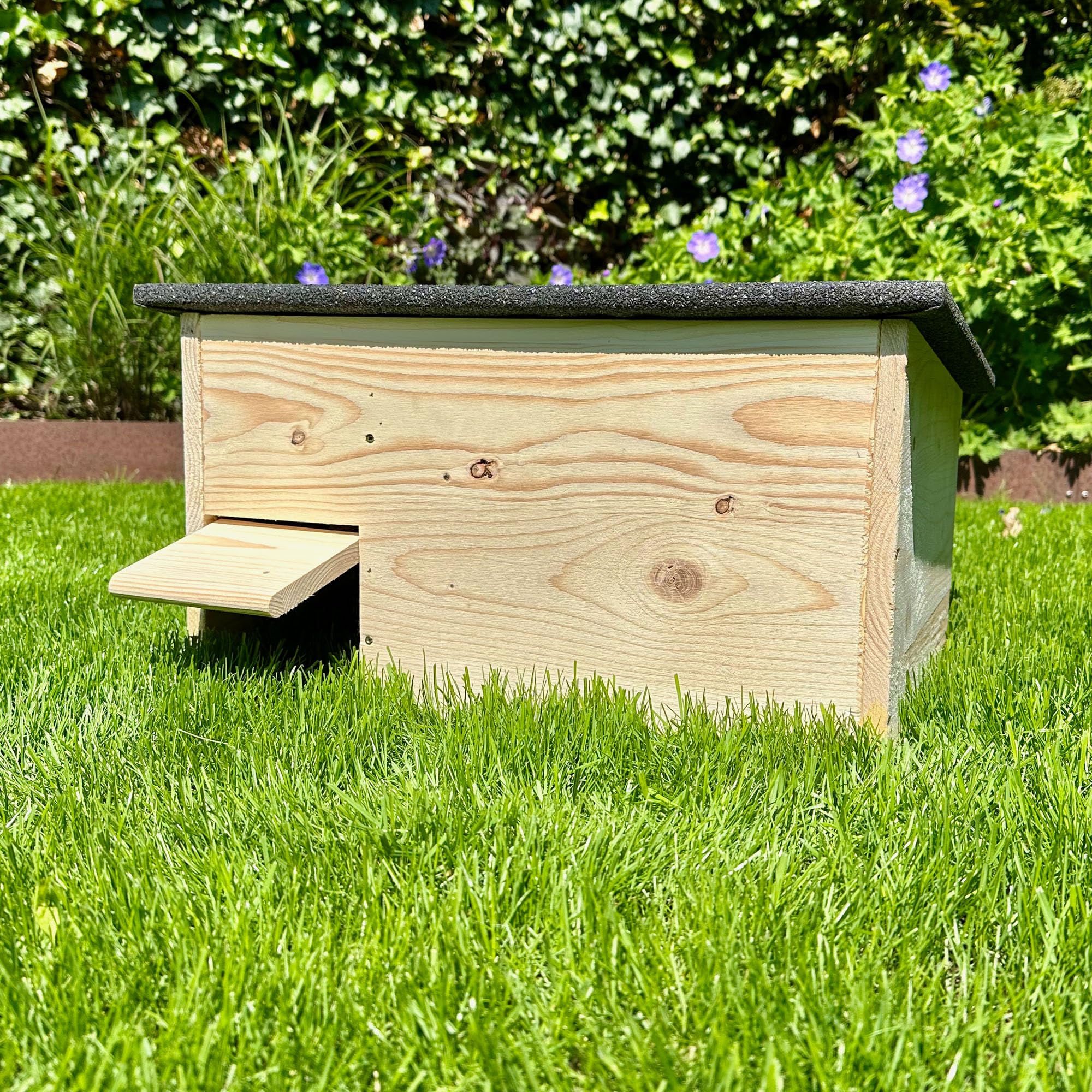 GARTENETAGE Igelhaus mit Rattenklappe aus Holz – wetterfestes Igelhotel für den Garten, sicherer Überwinterungsplatz, naturbelassenes Igelhaus für Wildtiere, nachhaltiger Unterschlupf