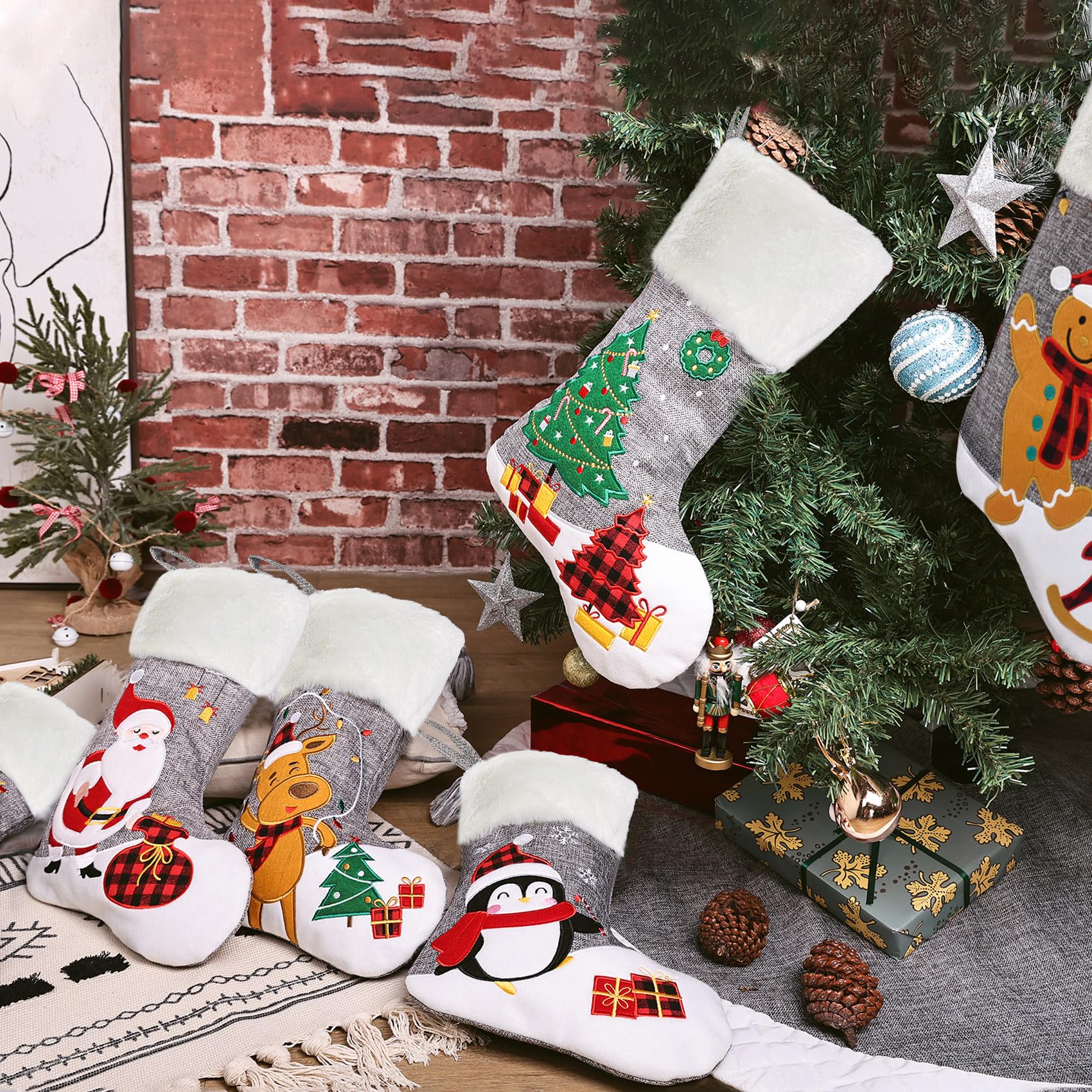 CARAKNOTS Weihnachtsstrümpfe Set mit 6 grauen Jute-Weihnachtsstrümpfen Kunstpelz große Strümpfe Weihnachten für Familie Kinder Weihnachtsmann Schneemann Elch Pinguin Baum Ingwer Xmas Bauernhaus Kamin