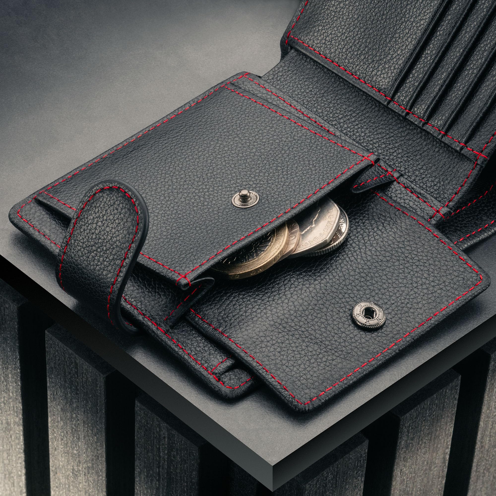 TORRO Cartera clásica de Piel– Cartera Plegable clásica de Piel de Primera Calidad con Ranuras para Tarjetas, Monedero y protección RFID (Negro con Detalles Rojos)