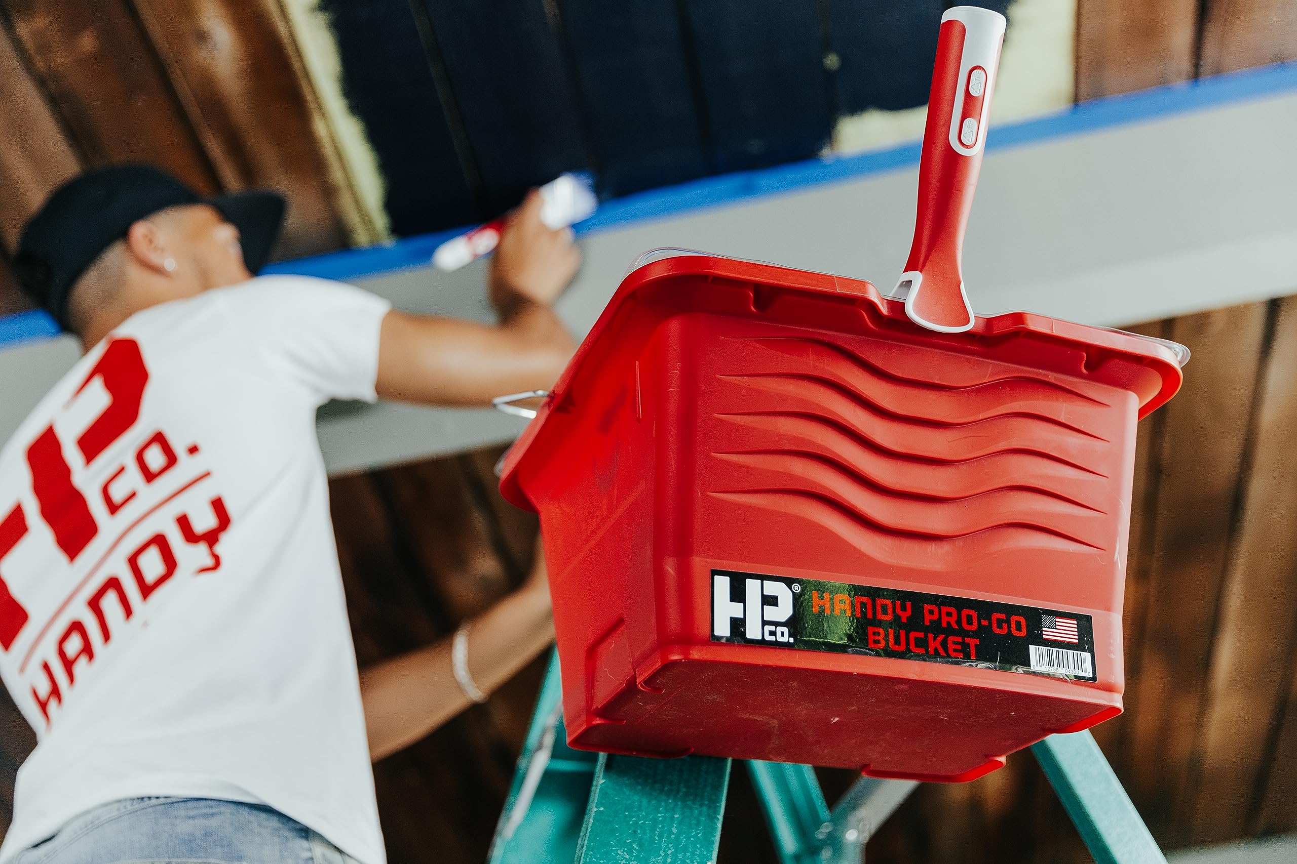 Handy Paint Products Pro-Go Cubo de pintura y herramientas con soporte para brochas que se fija a la mayoría de escaleras, 1 galón, rojo