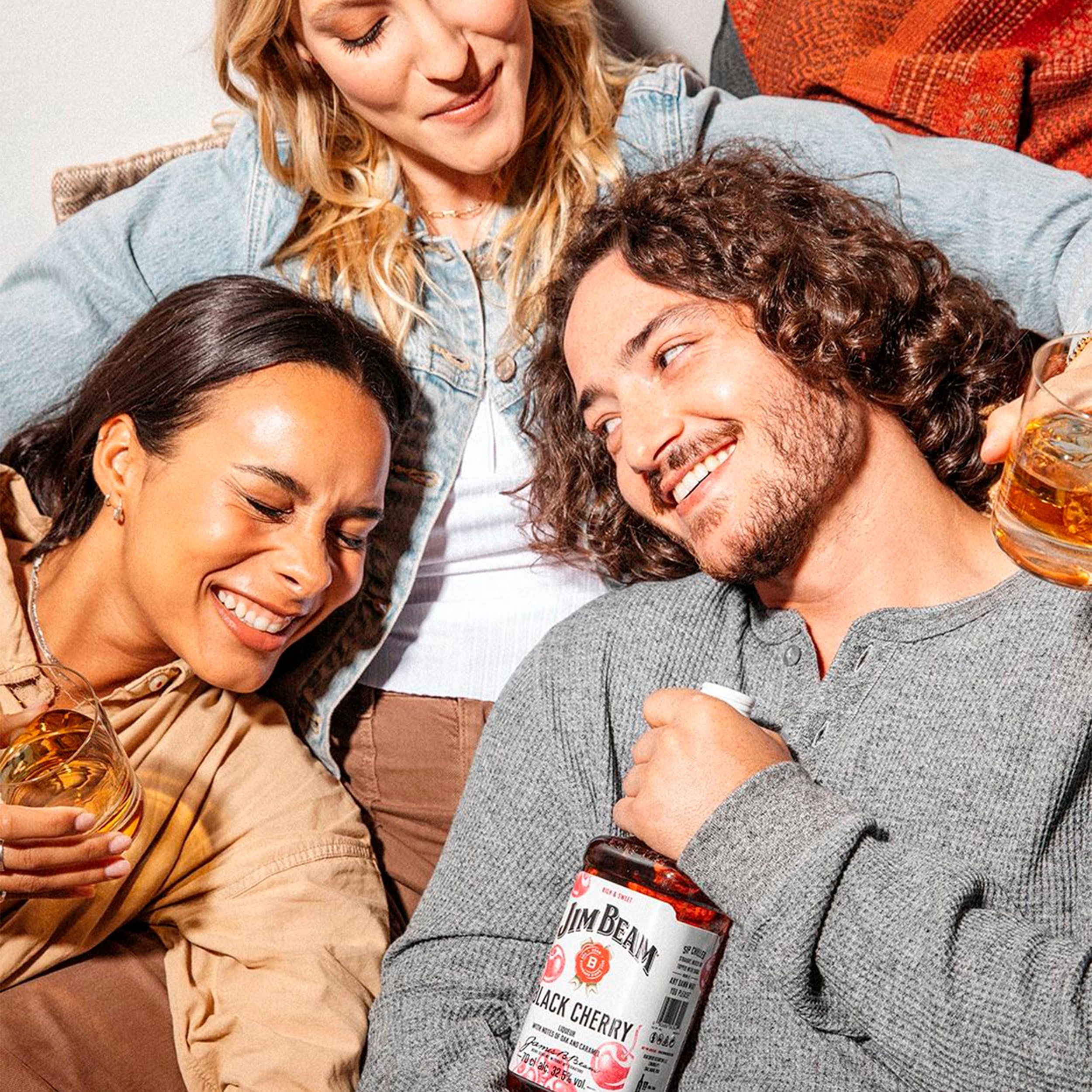 Jim Beam Black Cherry - Bourbon Whiskey mit Schwarzkirsch-Likör - mit weichem und rundem Geschmack - 32.5% Vol. - 700ml (Packung mit 6)