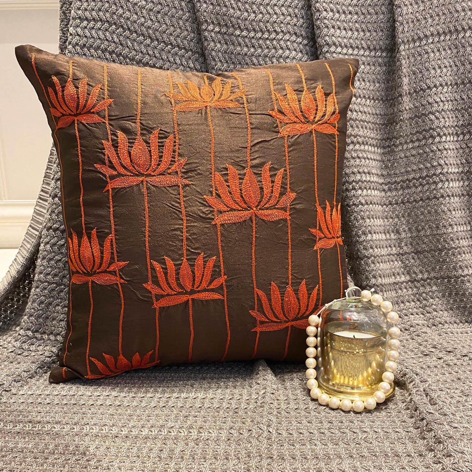 The HomeCentric Handgefertigt Braun sofakissenbezuge, Lotus Blumen Bestickt kissenbezuge, 40x40 cm sofakissenbezuge, Platz Seide sofakissen, Blumen zeitgenossisch kissenhulle - Red Lotuses