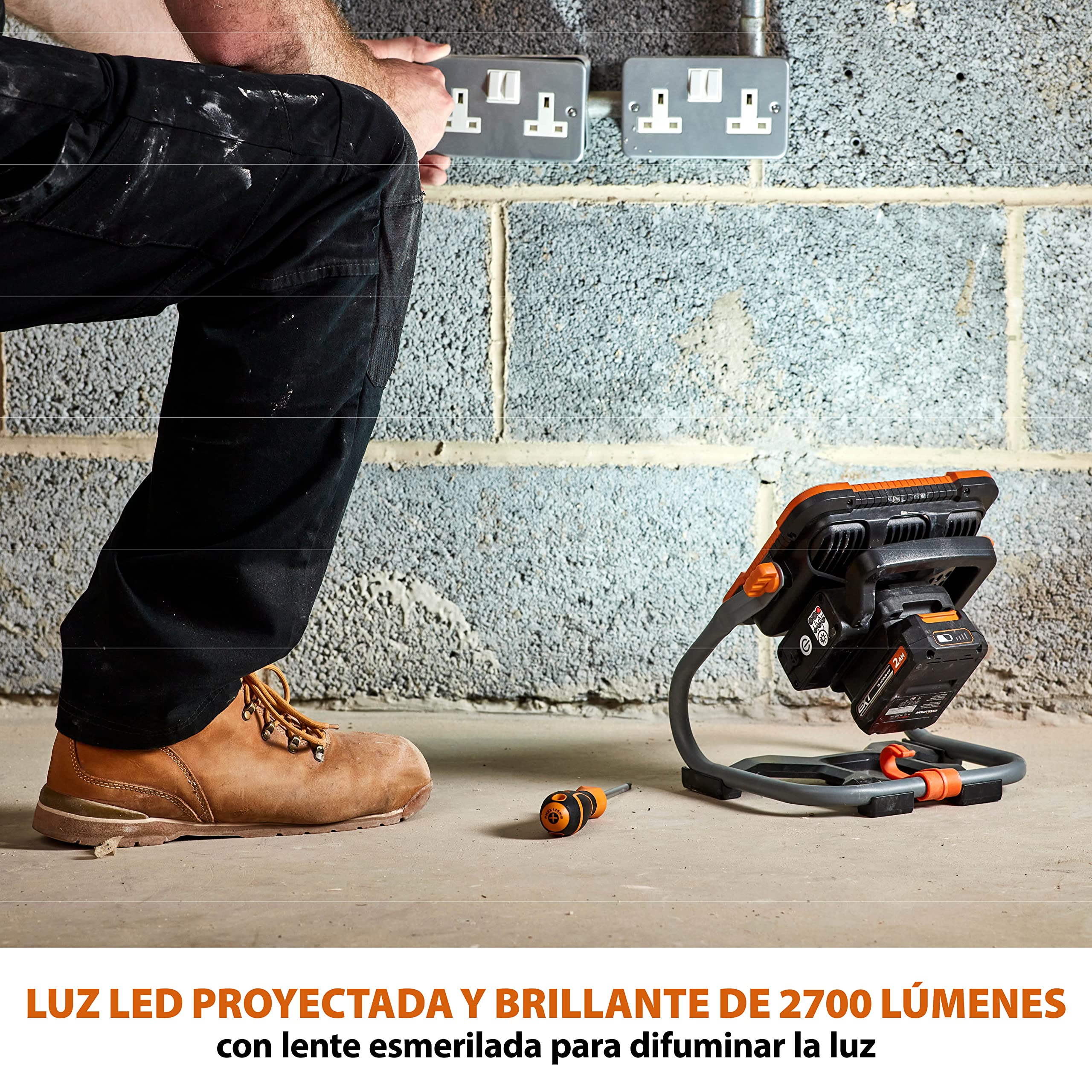 Evolution R2700WLT-Li Luz de trabajo LED inalámbrica portátil de Evolution Power Tools: luz recargable, 3 niveles de iluminación, 2700 lúmenes, iones de litio de 18 V. Batería no incluida.