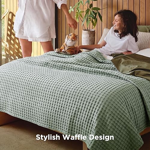 Miniatura 5 de Bedsure Manta refrescante de algodón con diseño gofre, tamaño Queen, ligera, transpirable, de rayón derivado del bambú, para durmientes acalorados,