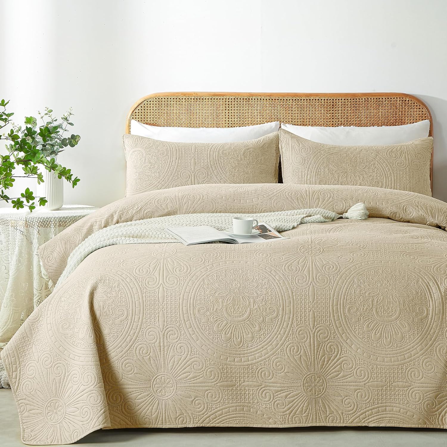 WURUIBO King/Cal King Quilt Set Beige,Ultrasonic Embossed Bedspread, Lightweight Microfiber Coverlet, Modern Thin Bedding Set for All Season, 3 Piece(1 Quilt,2 Pillow Shams)