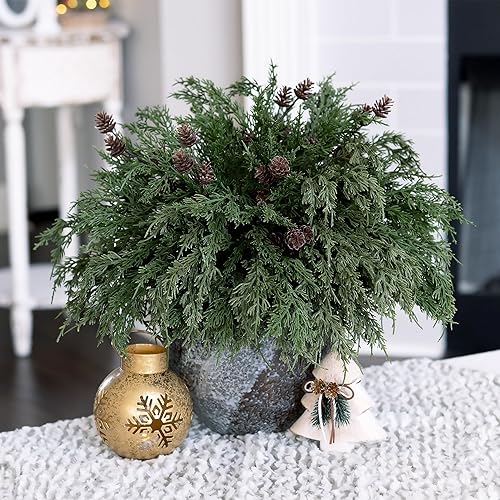 Miniatura 8 de Tallos de cedro artificiales Ivydale, ramas de pino Norfolk artificiales para decoración de Navidad, 12 tallos de pino falsos con 2 ramas de conos