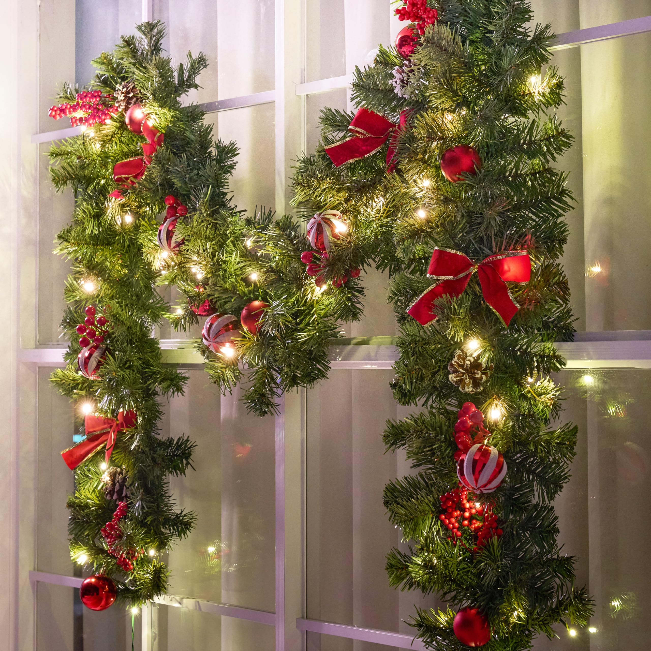 Joiedomi Weihnachtsgirlande mit Lichtern, 50 warmweiße LEDs, Weihnachtsbaumgirlande mit 8 Beleuchtungsmodi, verziert mit Tannenzapfen, Schleifen, Weihnachtskugeln und Beeren für Fenster