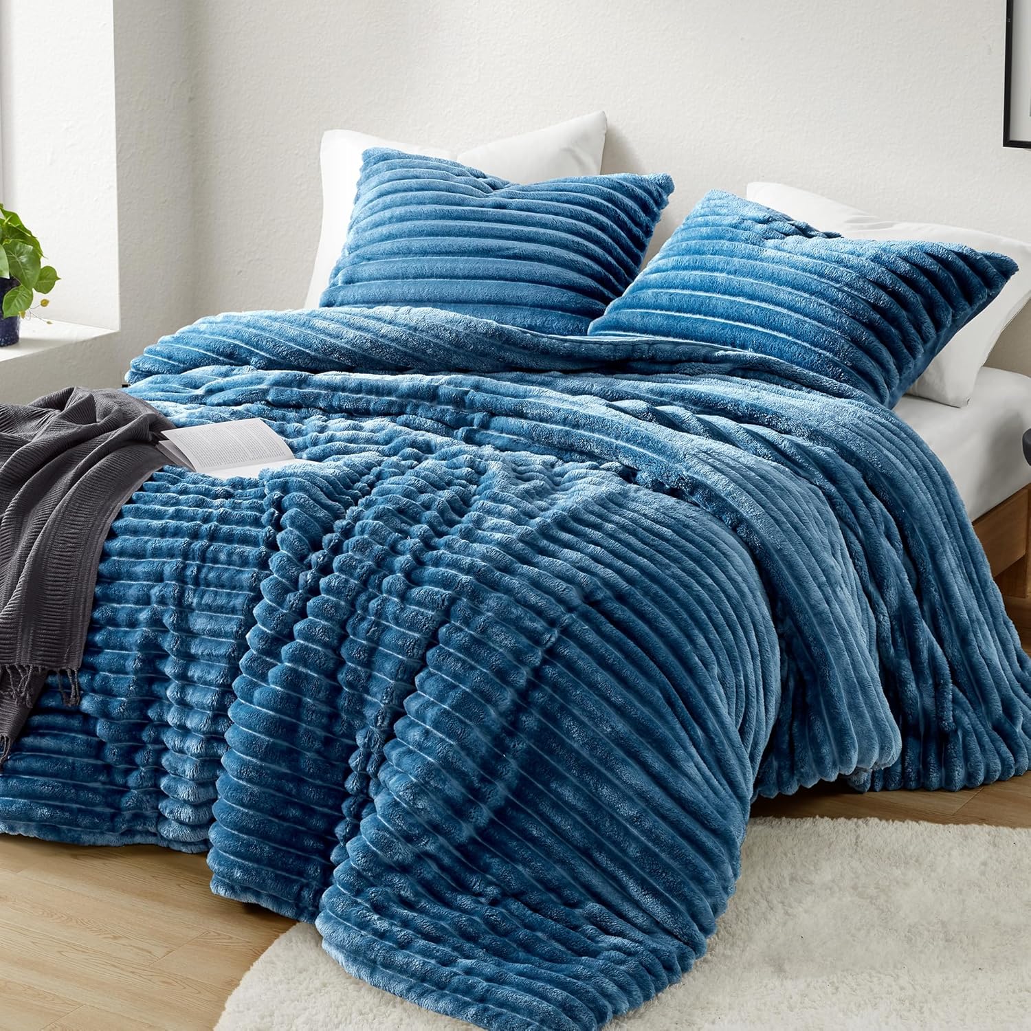 Intelligent Design Queen Comforter Set, Cozy Plush Bedding, Microfiber Reverse, 3 Piece, Lightweight, Super Soft Ribbed Velvet Comforter 2 Shams, All Season Fluffy Bed Set, Avril, Full/Queen Blue