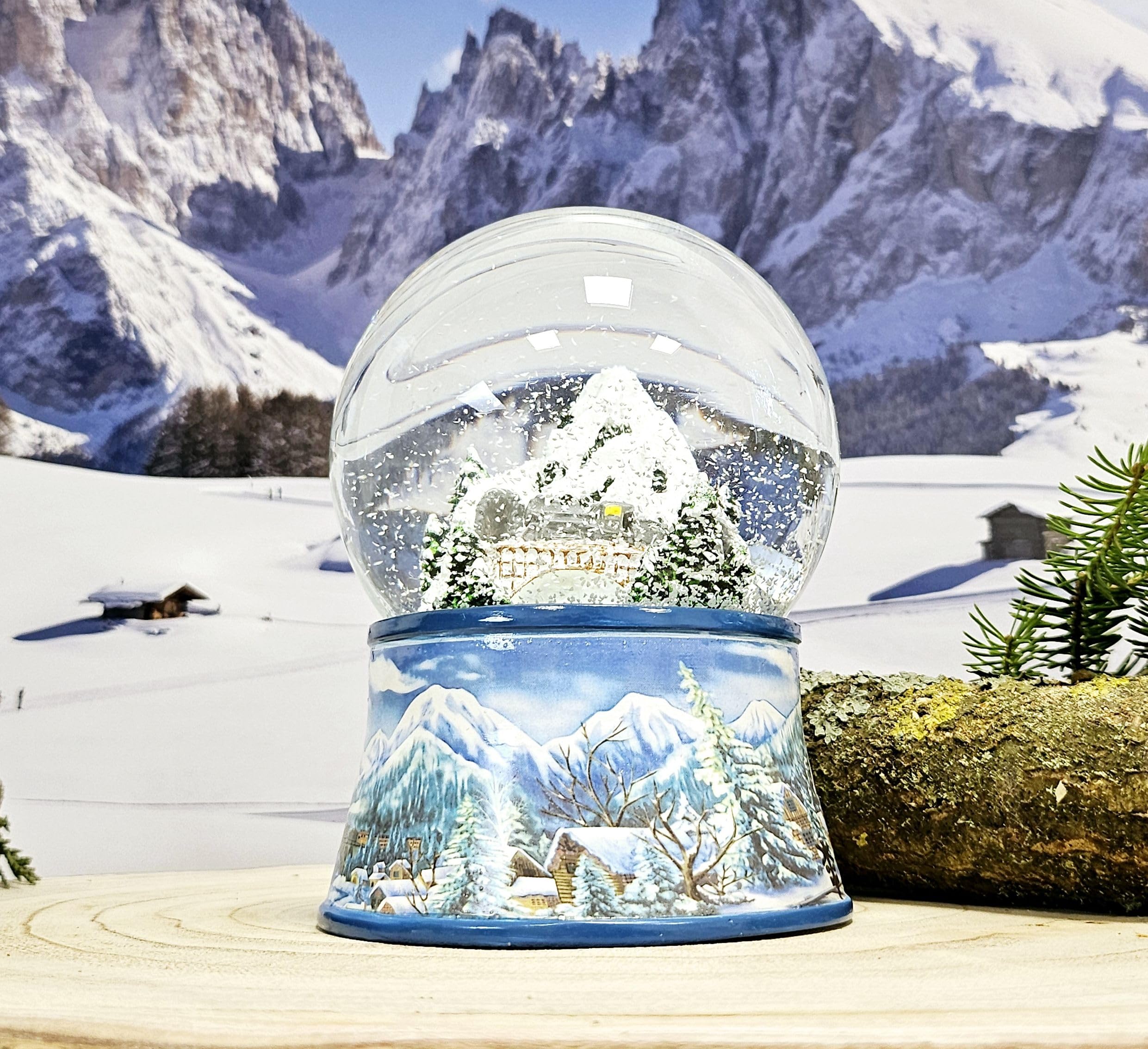 Weihnachts-Schneekugel mit Musik | Schneekugel Nostalgische Berglandschaft mit Brücke | Sockel Winterlandschaft hellblau | 100mm breit, 140mm hoch | mechanische Spieluhr | Winterdekoration | 20256