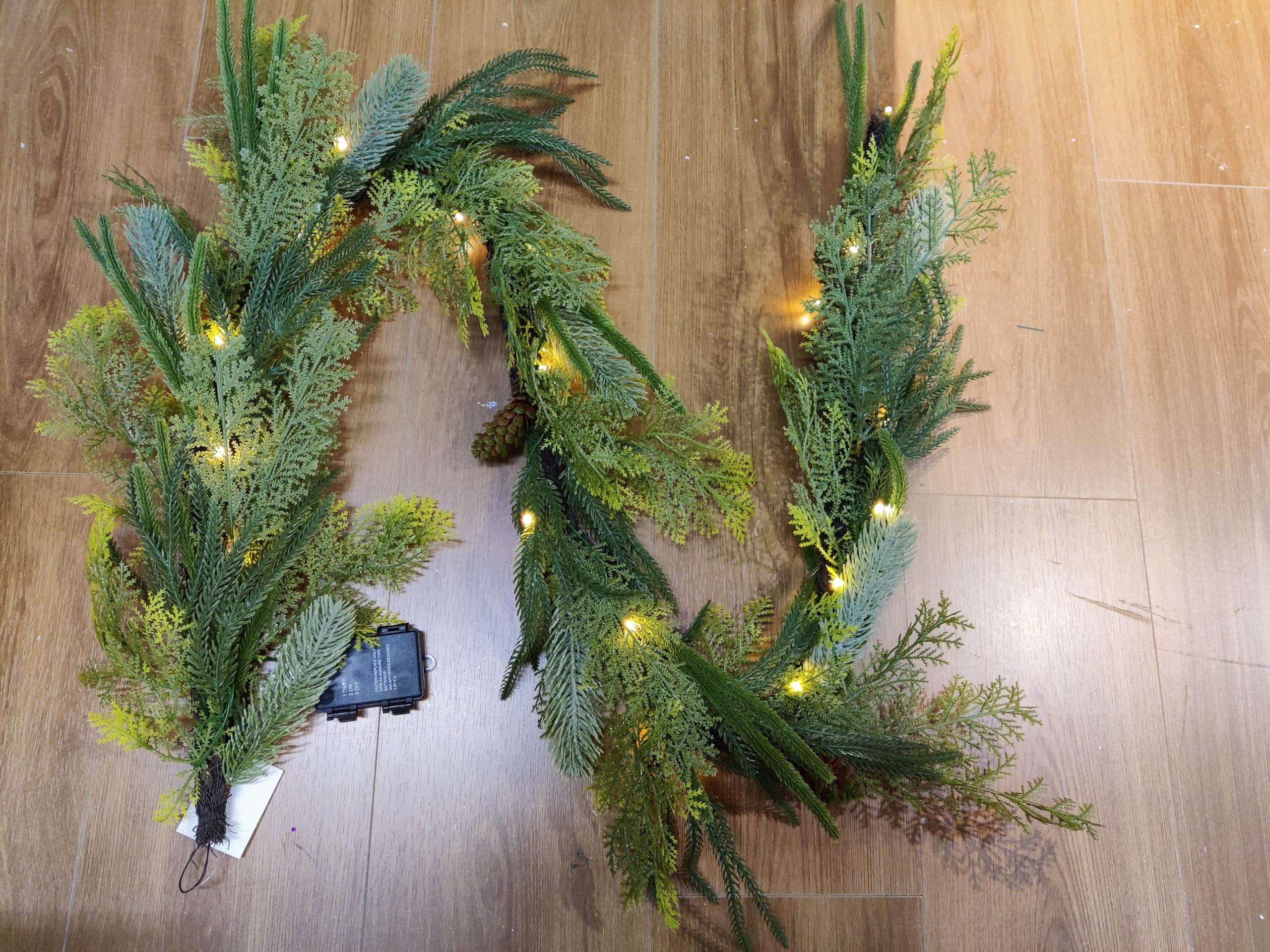 Decorbyhannah - Guirnalda de Navidad con luces, guirnalda de pino Norfolk iluminada de 6 pies, funciona con pilas, guirnalda de vegetación artificial para mantel, decoración del hogar interior y