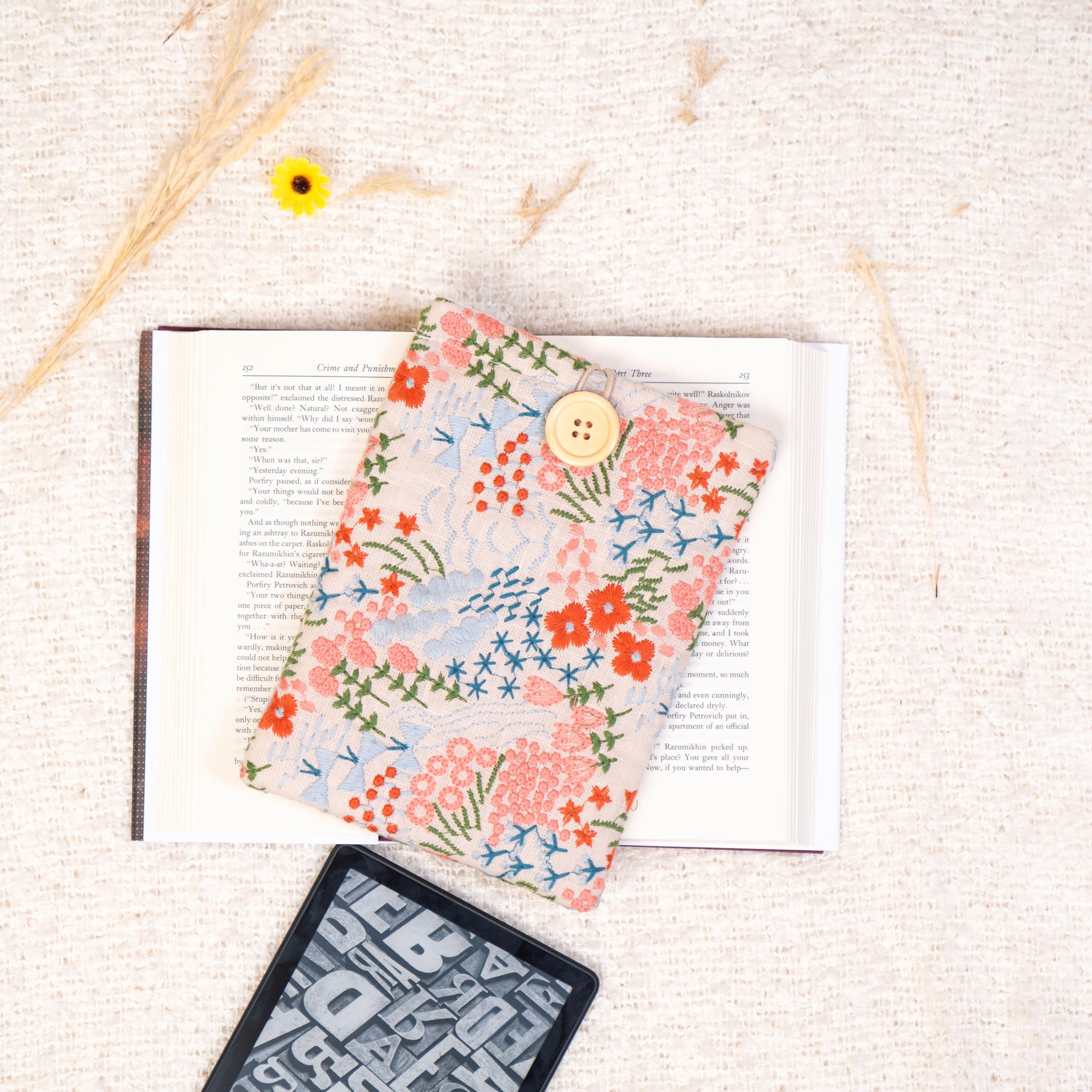 Custodia per Kindle - Cover floreale ricamata per Paperwhite/Basic (15,2 cm) e Signature (17,8 cm), con imbottitura in cotone, chiusura a bottone, accessorio, 19,8 x 15,9 cm, motivo floreale beige