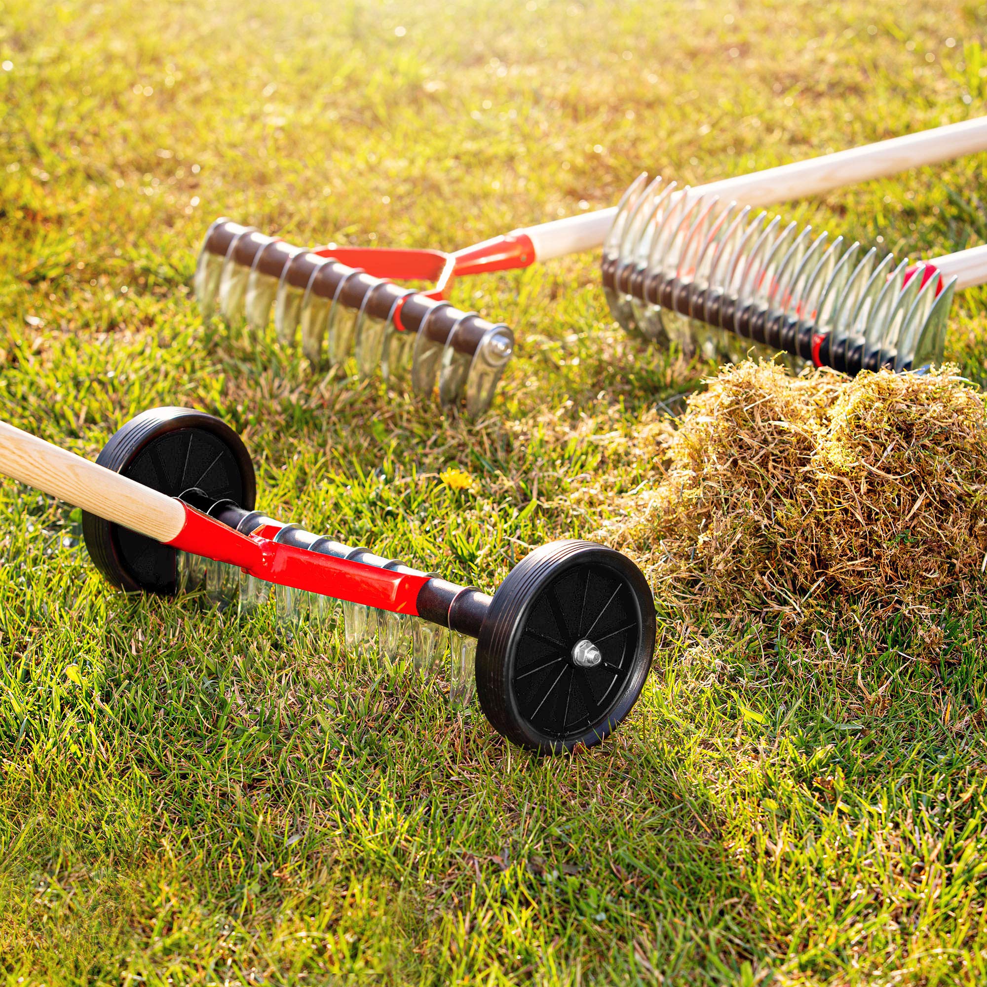 KADAX Aireador de césped con ruedas, garra de jardín para césped, jardín, musgo, rastrillo de corte de metal, escarificador manual, accesorios de jardín, aireador de césped, cultivador (con tallo)