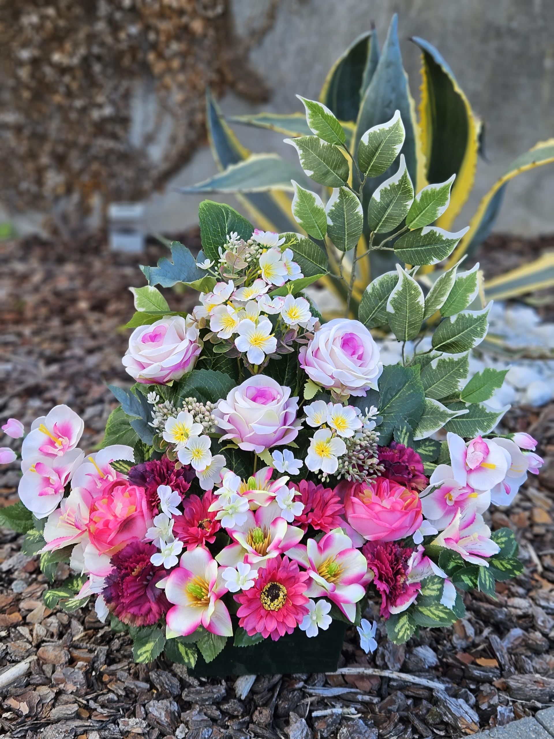Composition de Fleurs Artificielles, Lesté Ciment Pour Une Très Bonne Tenue à L extérieur. Réalisé par Nos Soins, Fleurs de Qualité