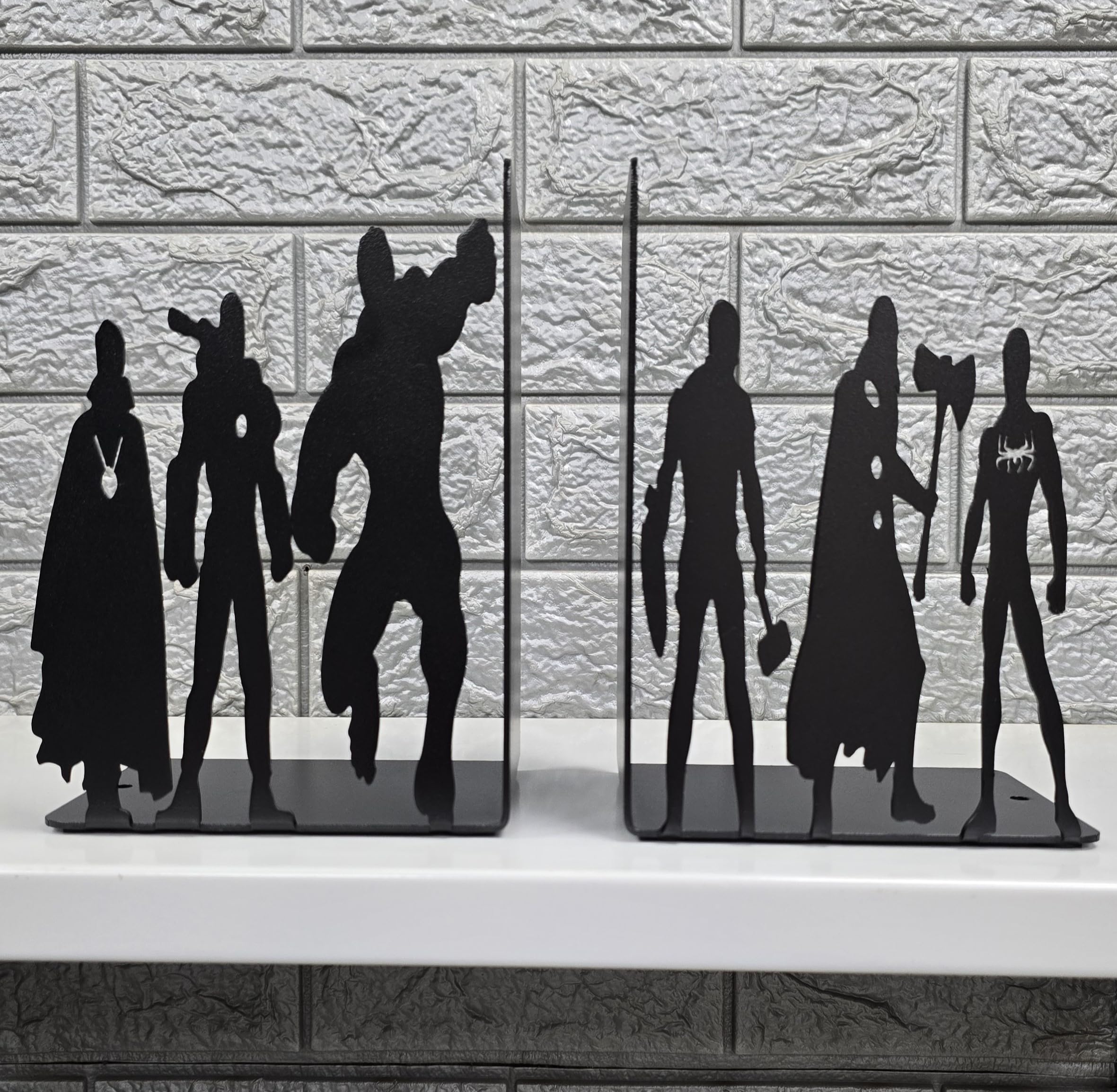 Superhelden-Buchstützen aus Metall, 20,3 cm hoch, 27,9 cm breit, 10,2 cm tief, schwarz pulverbeschichtet, 1,4 kg, dekorative Buchstützen für Regale