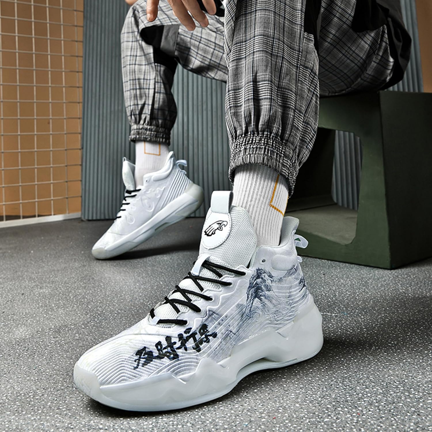 Men's High-Top Basketball Shoes Anti-Slip and Wear-Resistant Soles Running Shoes Graffiti Design Fashionable Sports Shoes - Image 3
