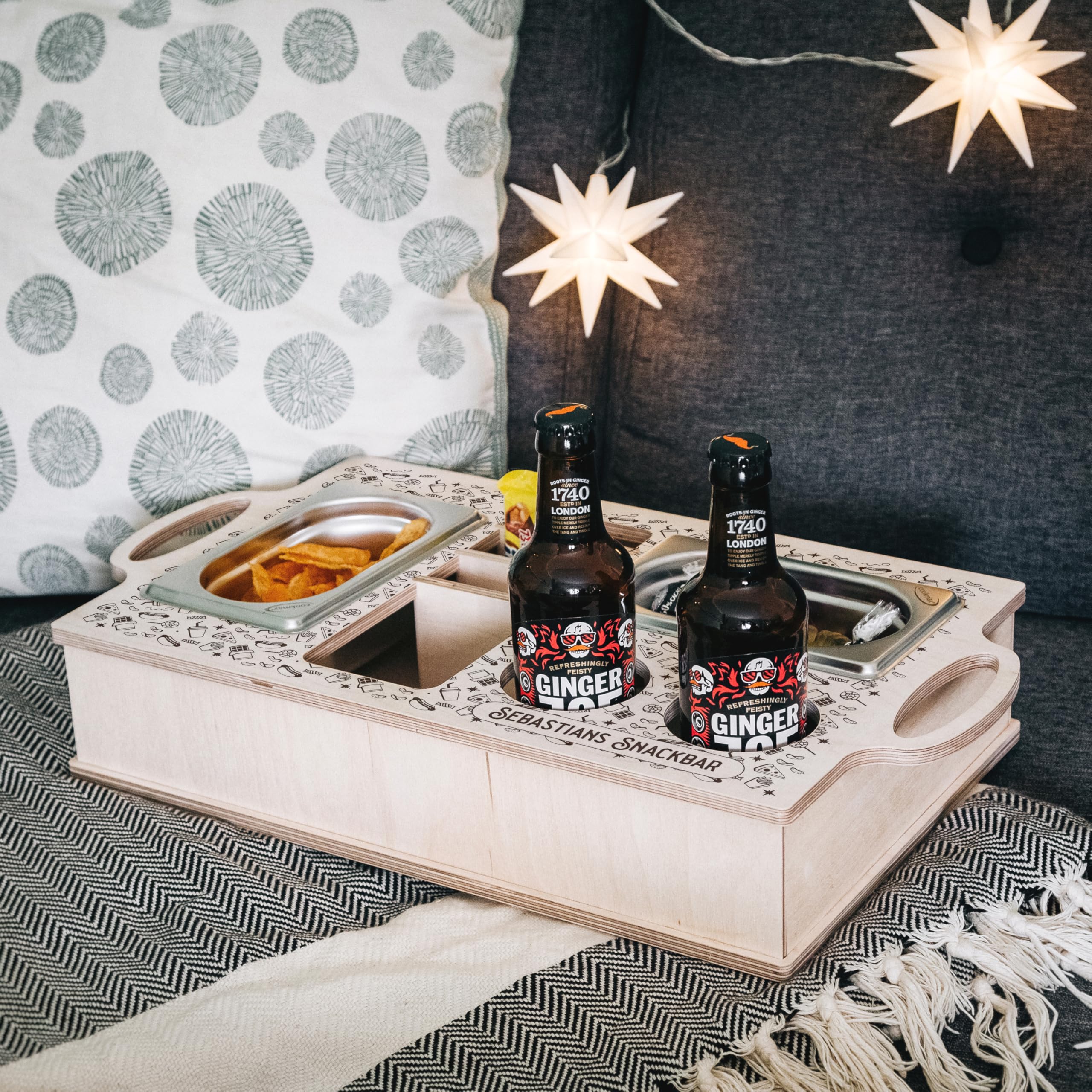 Couchbar, Papa Geschenk, Geburtstagsgeschenk Vater, Geschenke für Männer, Couchbutler zum Chillen, Sofatablett als Ersatz für Couchtisch (Doodles)