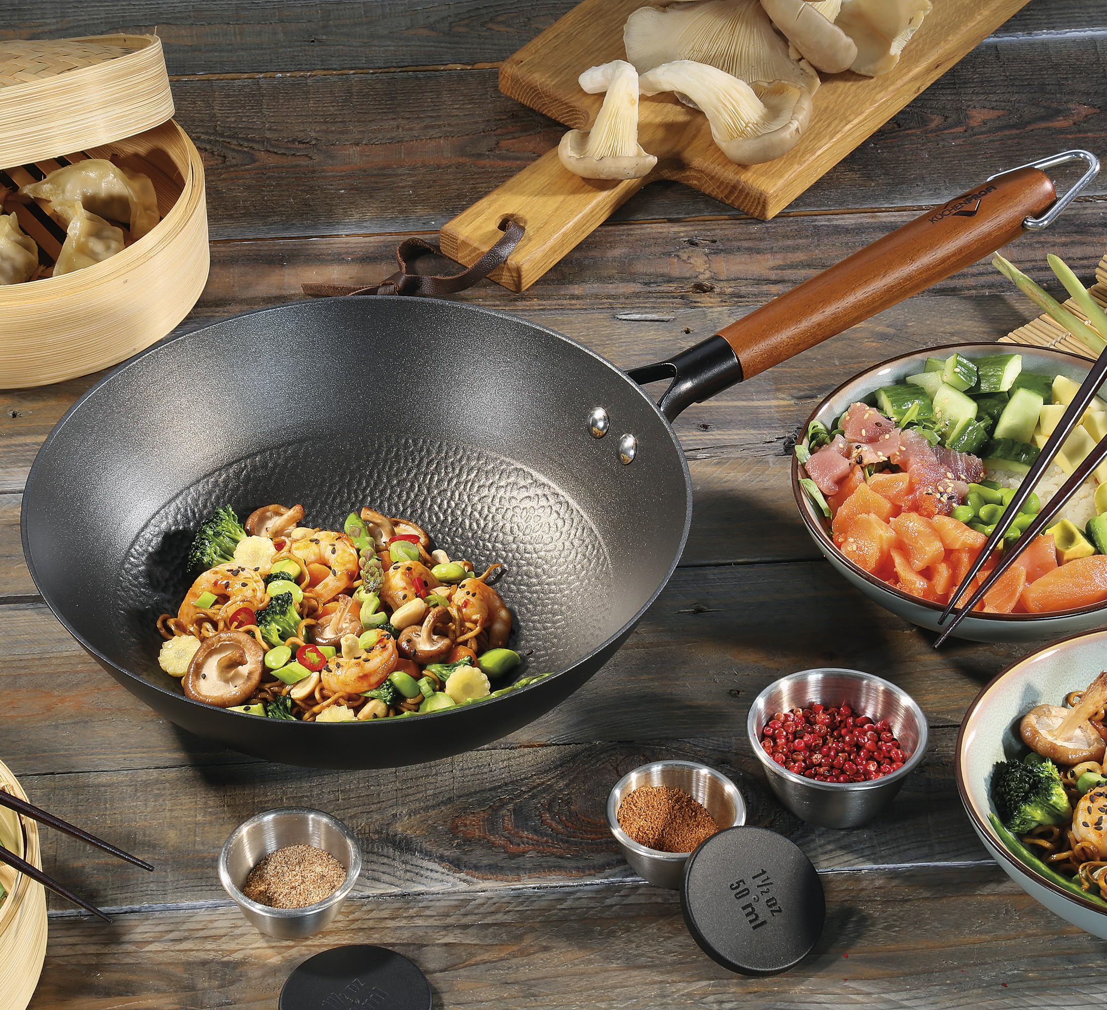 Küchenprofi Patelnia wok Country | Ø 28 cm | czarna | nadaje się do kuchenek indukcyjnych | emaliowane żeliwo | z drewnianym uchwytem | powłoka zapobiegająca przywieraniu | Oil Balance Solution |