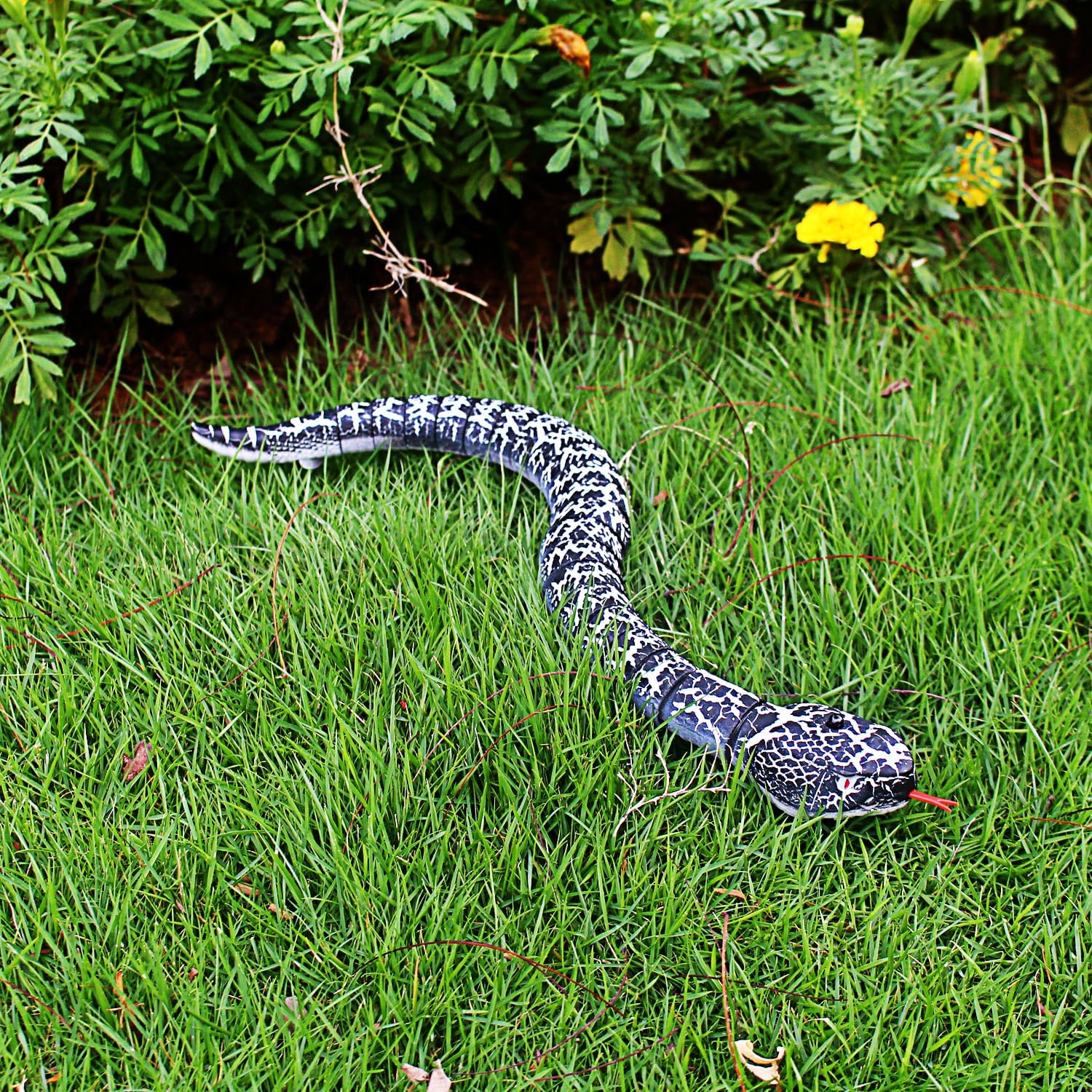 Tipmant RC Snake IR Remote Control Crawlers Fake Realistic Animals Vehicle Scary Prank Toys Kids Halloween Christmas Birthday Gifts (Black) - Image 4