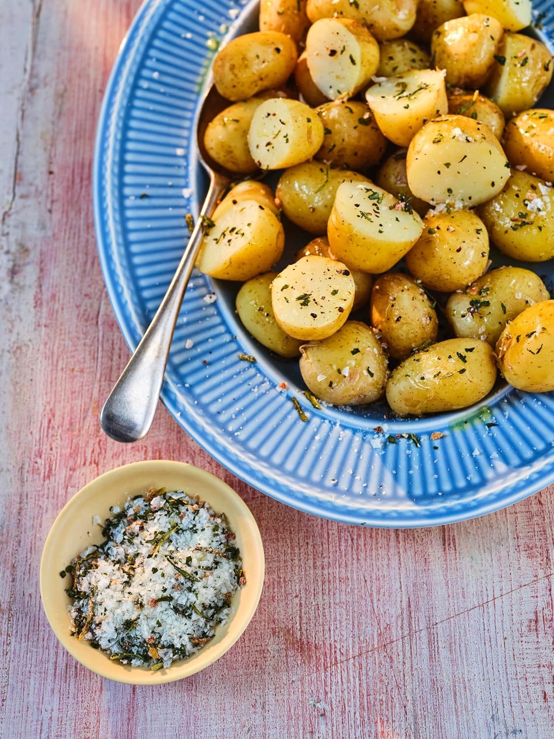 Maldon Garlic Sea Salt Flakes. Hand harvested flakes expertly blended with wild and roasted garlic for a wonderfully fragrant taste. image 4