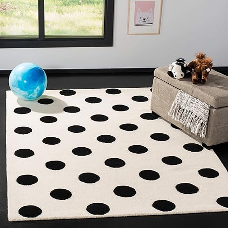 SAFAVIEH Kids Collection Accent Rug - 4' x 6' Polka Dot Central