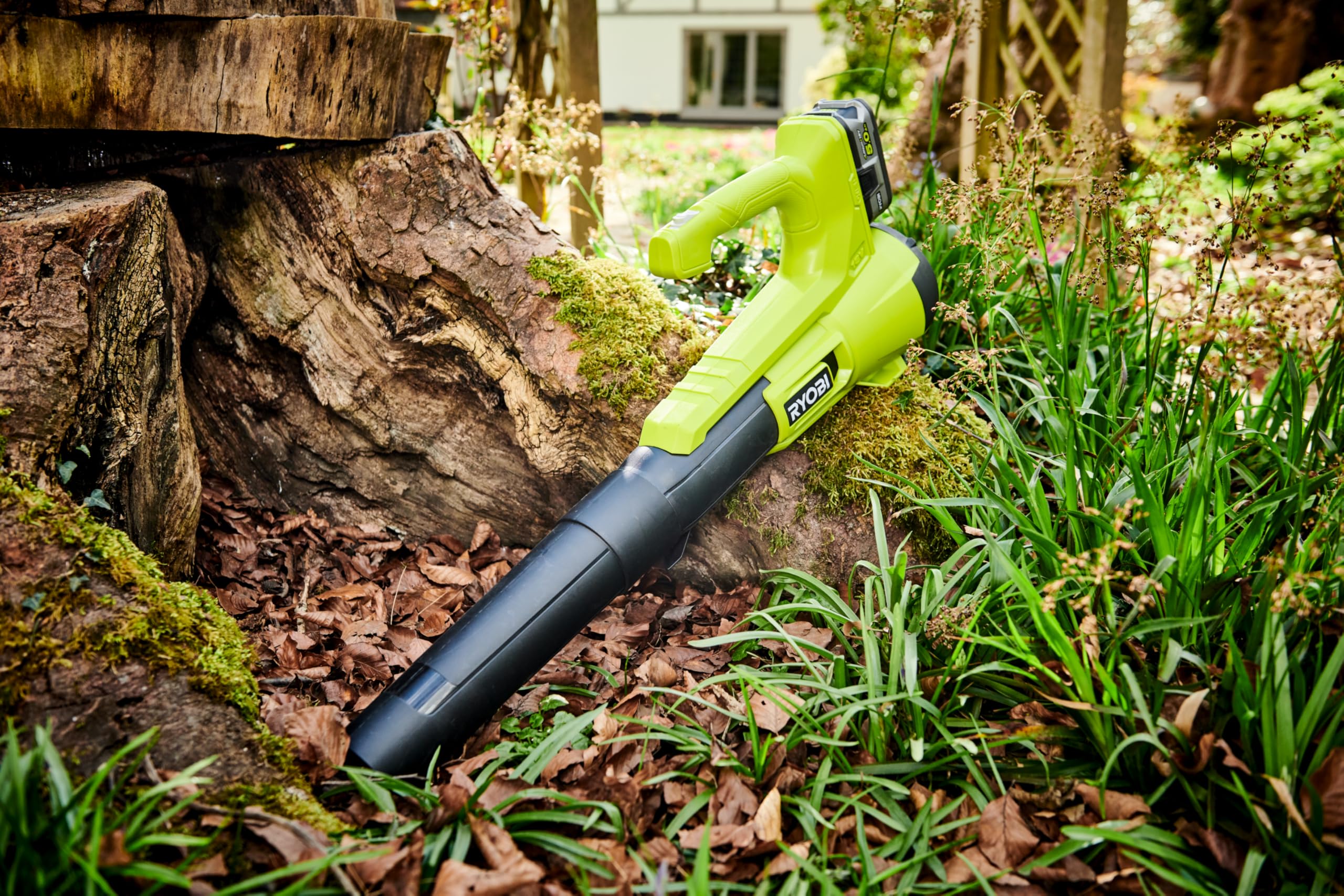 Ryobi Soffiatore a Batteria 18V ONE+, Turbo Jet 145 km/h e 7.1 m³/min, Compatto e Leggero, per Foglie, Terrazzi e Giardino, Batteria Non Inclusa, RY18BLA-0