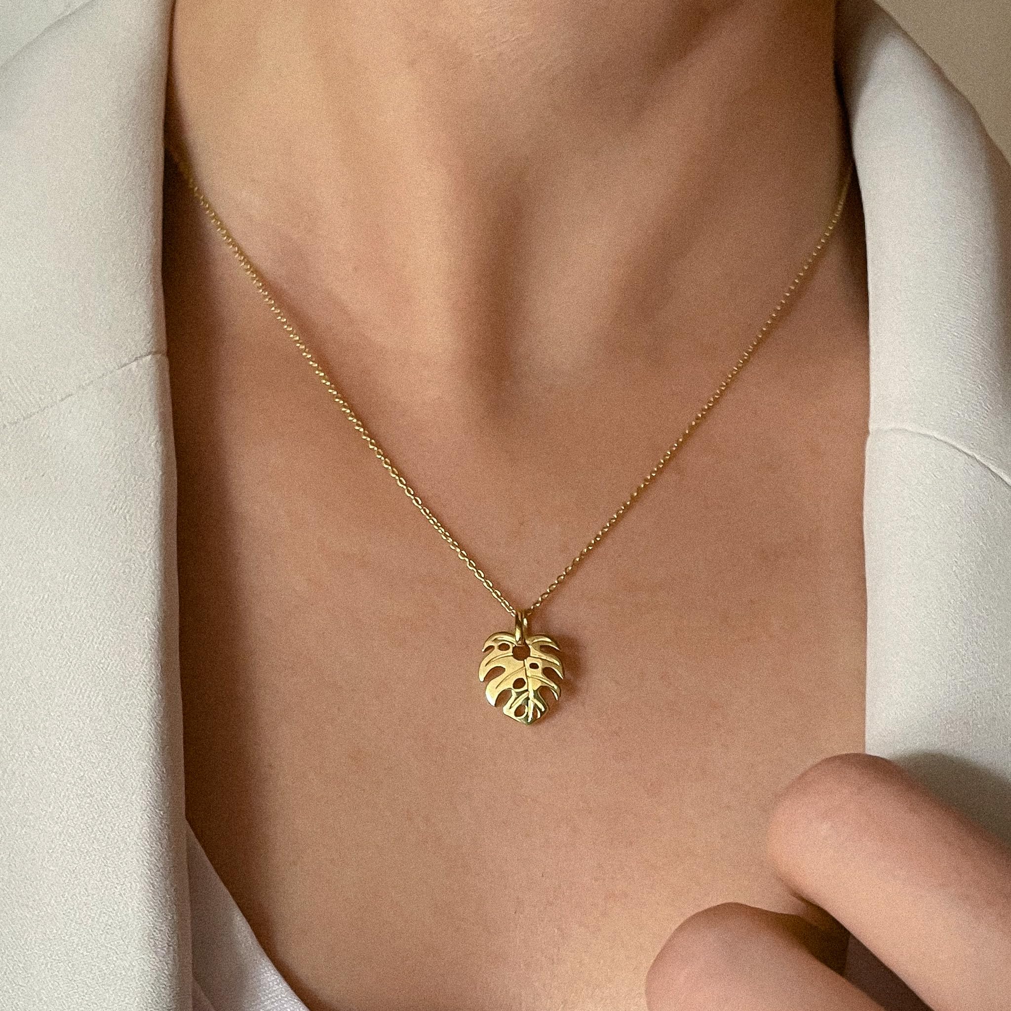 Mary & Jules Halskette Damen Monstera aus recyceltem 925 Sterling Silber - Kette Damen mit Blatt Anhänger, für Frauen & Mädchen, eleganter, alltagstauglicher Schmuck, trendige Geschenkidee