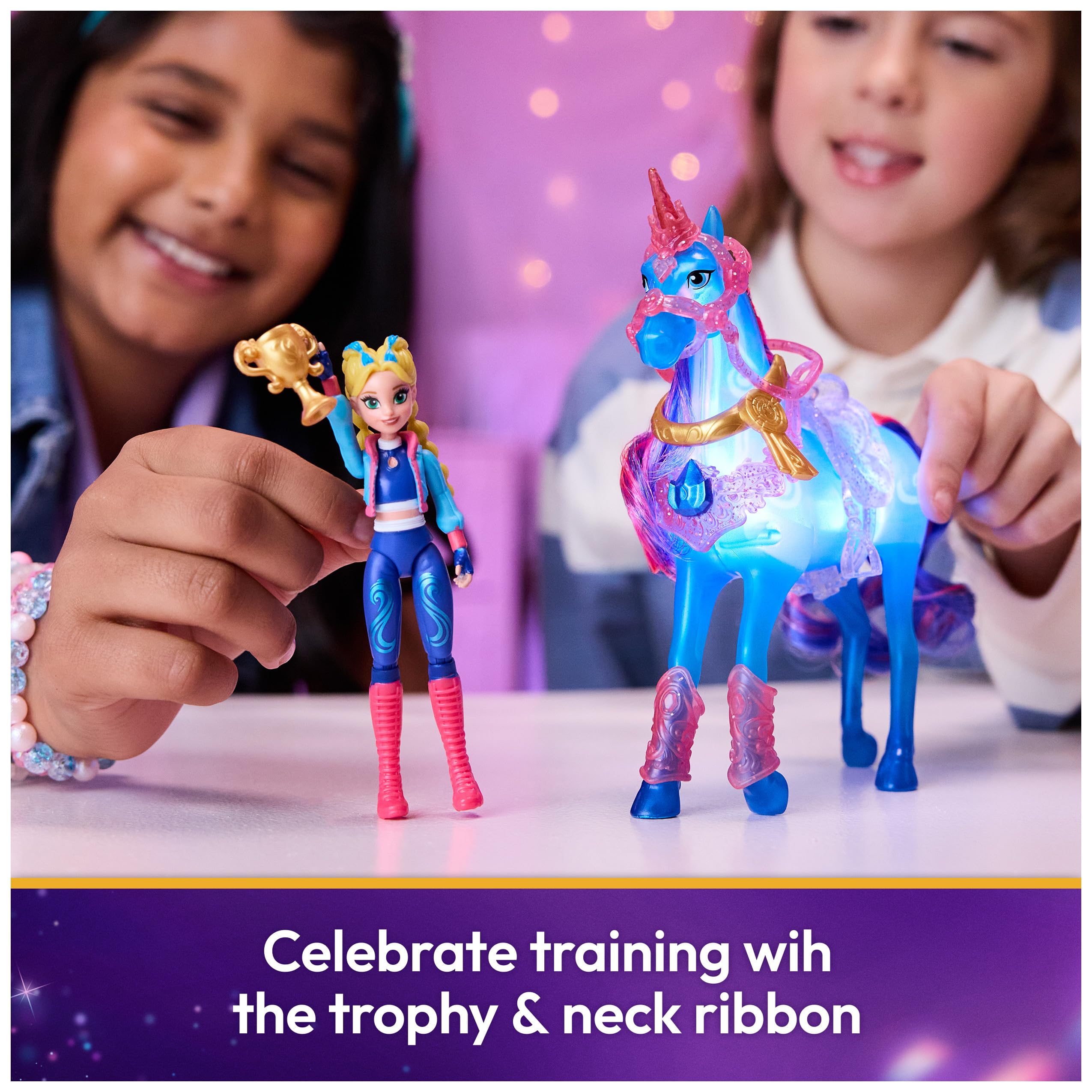 Unicorn Academy, Unicorno Train & Glow River con Isabel, 3 Accessori da Dressage ed Effetto Luminoso, Bambole e unicorni Giocattolo per Bambine dai 4 Anni in su