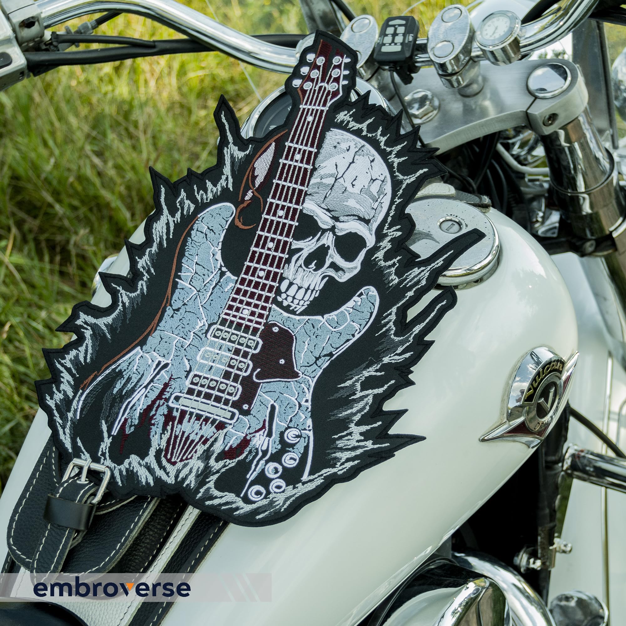 EMBROVERSE Rock Gitarre Totenkopf Rückenaufnäher, Bestickt zum Aufbügeln | Heavy Metal Rocker, Punk Band, Musikfestival Skelett Biker; Geschenk für Jeansjacken, Westen, Hoodies, Rucksäcke, Taschen